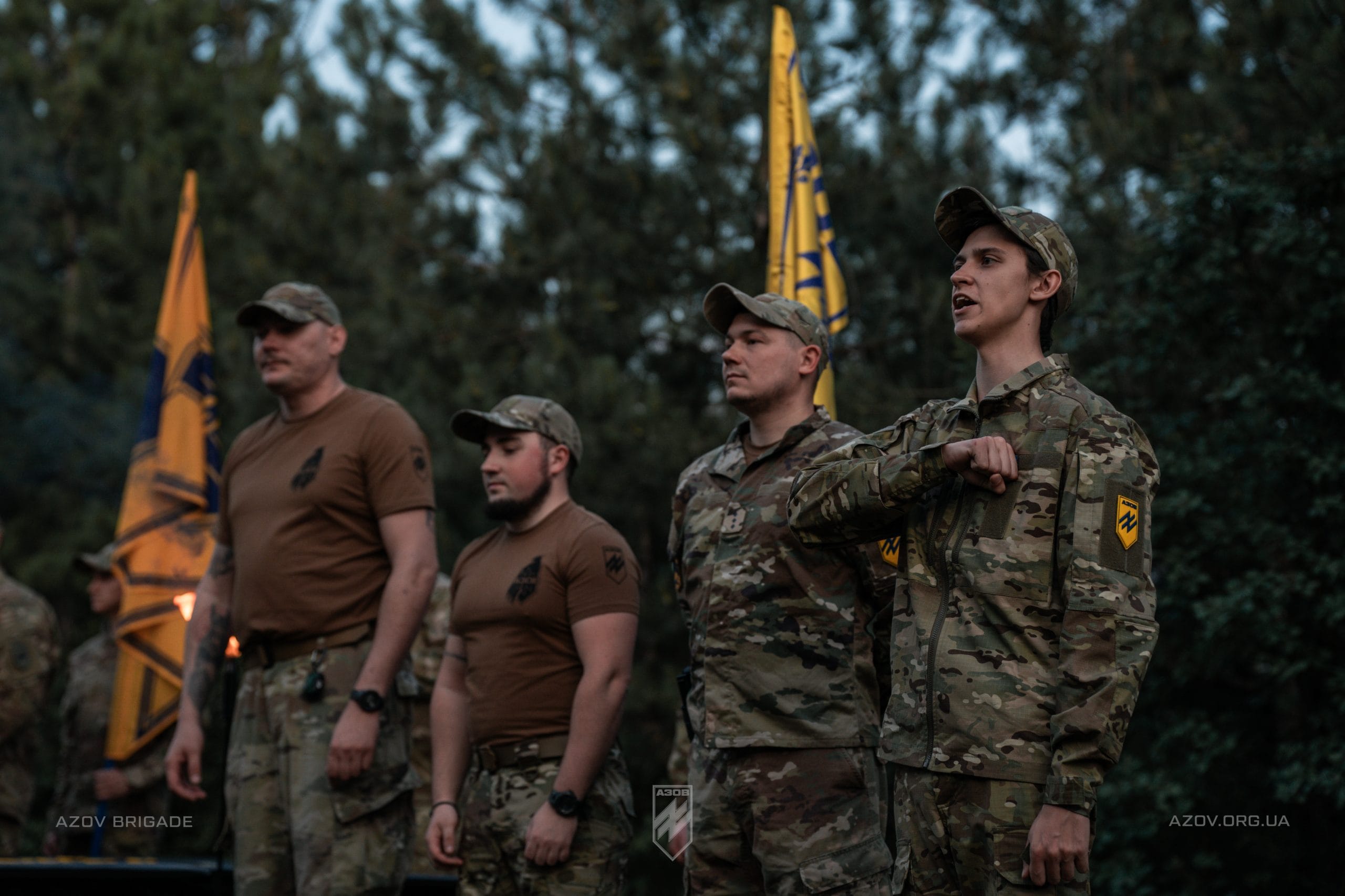 Командир 12-ої бригади спеціального призначення «Азов», підполковник Богдан «Пугач» Грішенков вручив бійцям бригадної артилерійської групи азовські шеврони і дострокові (позачергові) сержантські та офіцерські звання.