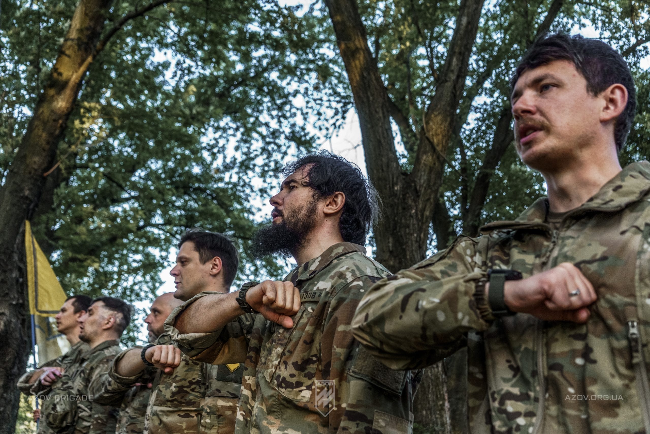 Бійці взводу вогневої підтримки 1-ої роти 1-го батальйону 12-ої бригади «Азов» отримали шеврони свого підрозділу від командування роти і батальйону.
