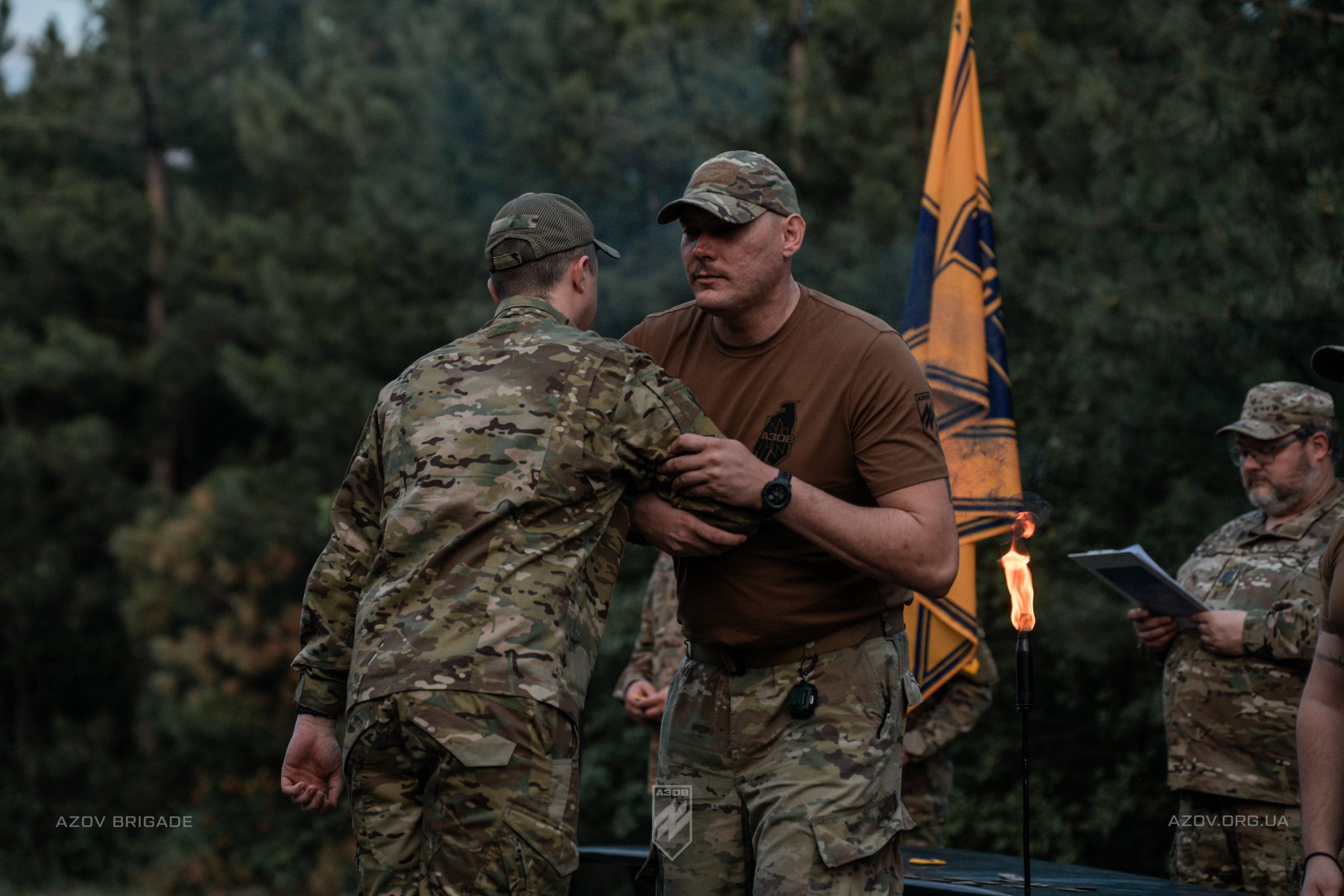 Командир 12-ої бригади спеціального призначення «Азов», підполковник Богдан «Пугач» Грішенков вручив бійцям бригадної артилерійської групи азовські шеврони і дострокові (позачергові) сержантські та офіцерські звання.
