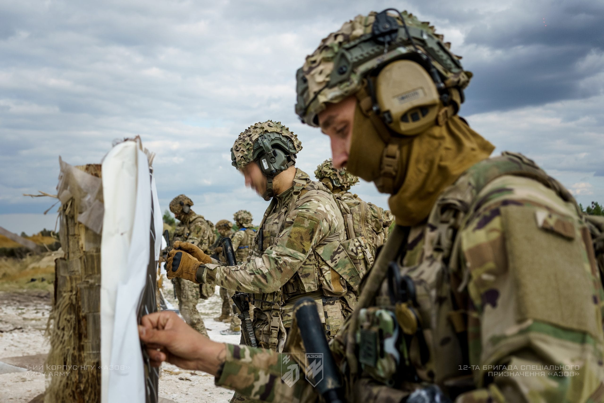 На світлинах – стрілецькі тренування операторів БПЛА загону розвідки спеціального призначення 12-ої бригади «Азов».