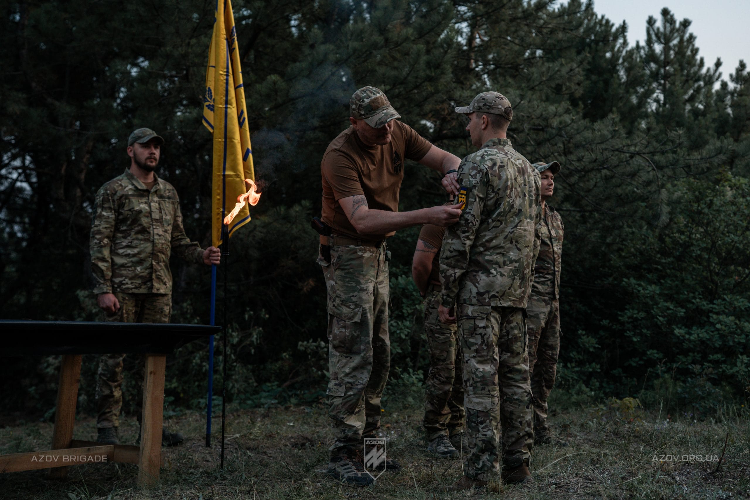 Командир 12-ої бригади спеціального призначення «Азов», підполковник Богдан «Пугач» Грішенков вручив бійцям бригадної артилерійської групи азовські шеврони і дострокові (позачергові) сержантські та офіцерські звання.