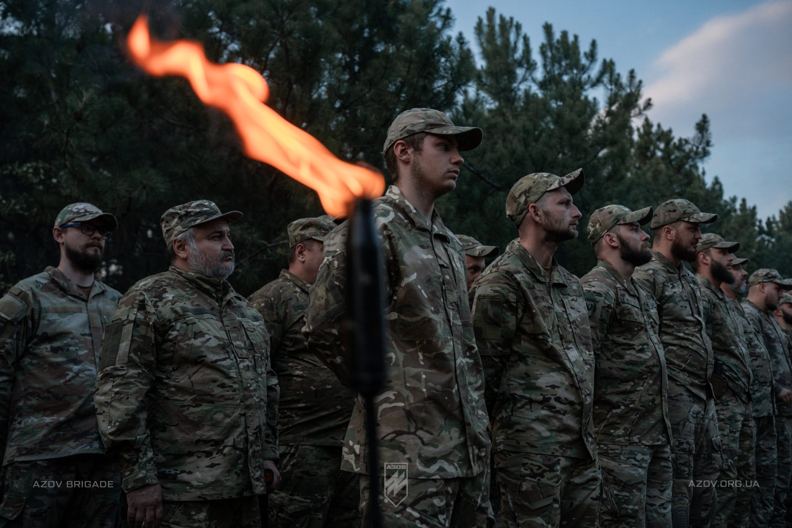 Командир 12-ої бригади спеціального призначення «Азов», підполковник Богдан «Пугач» Грішенков вручив бійцям бригадної артилерійської групи азовські шеврони і дострокові (позачергові) сержантські та офіцерські звання.