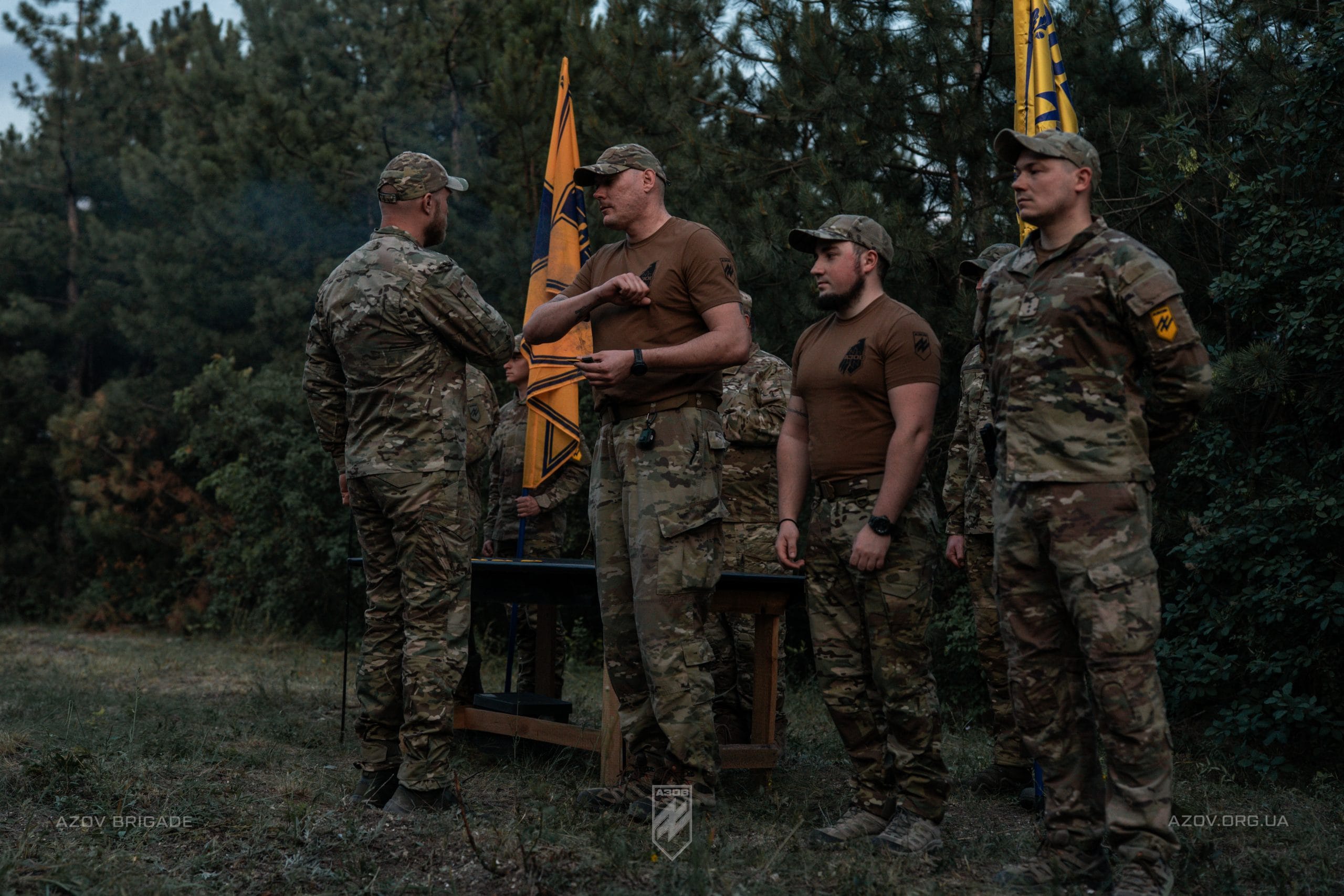 Командир 12-ої бригади спеціального призначення «Азов», підполковник Богдан «Пугач» Грішенков вручив бійцям бригадної артилерійської групи азовські шеврони і дострокові (позачергові) сержантські та офіцерські звання.