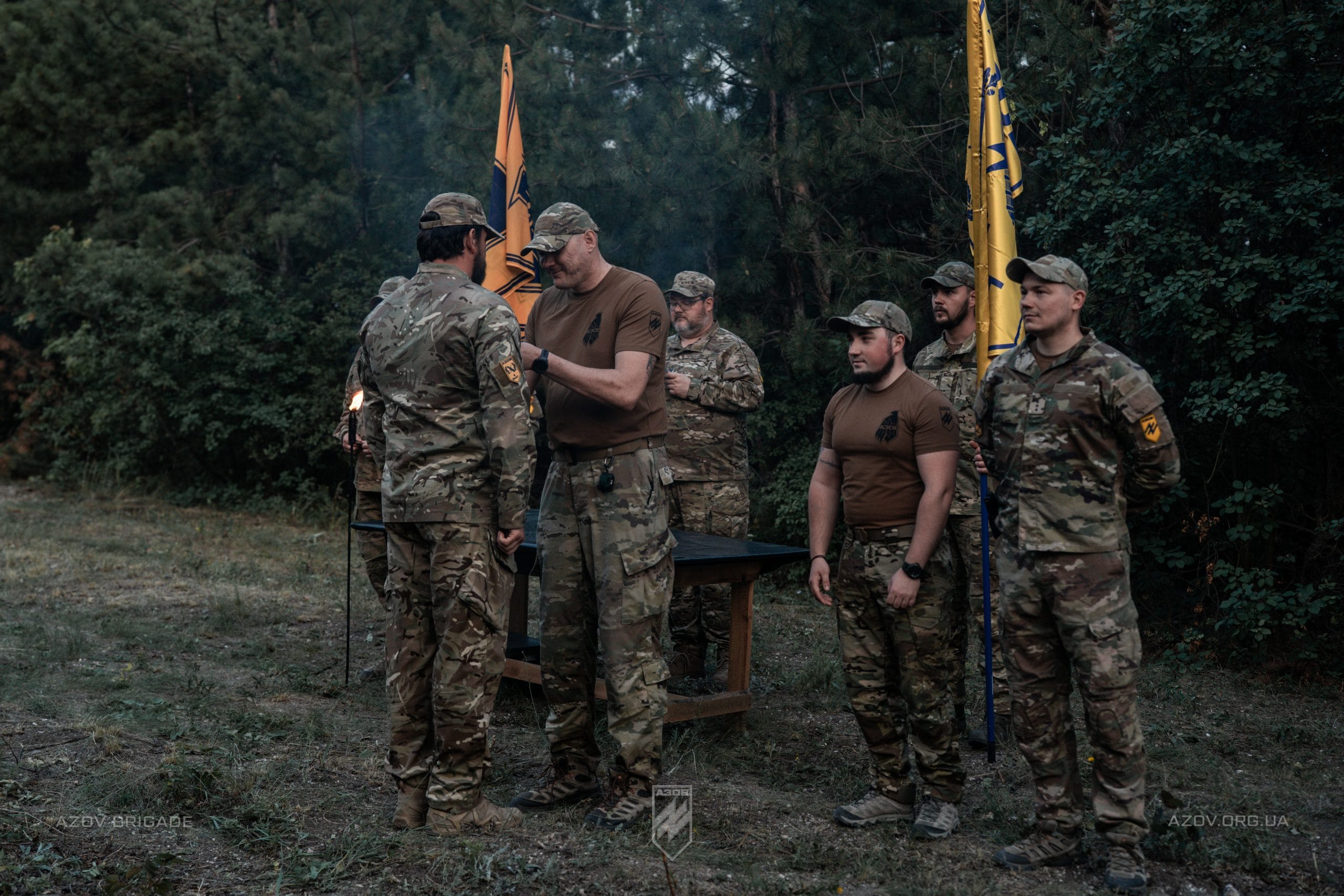 Командир 12-ої бригади спеціального призначення «Азов», підполковник Богдан «Пугач» Грішенков вручив бійцям бригадної артилерійської групи азовські шеврони і дострокові (позачергові) сержантські та офіцерські звання.