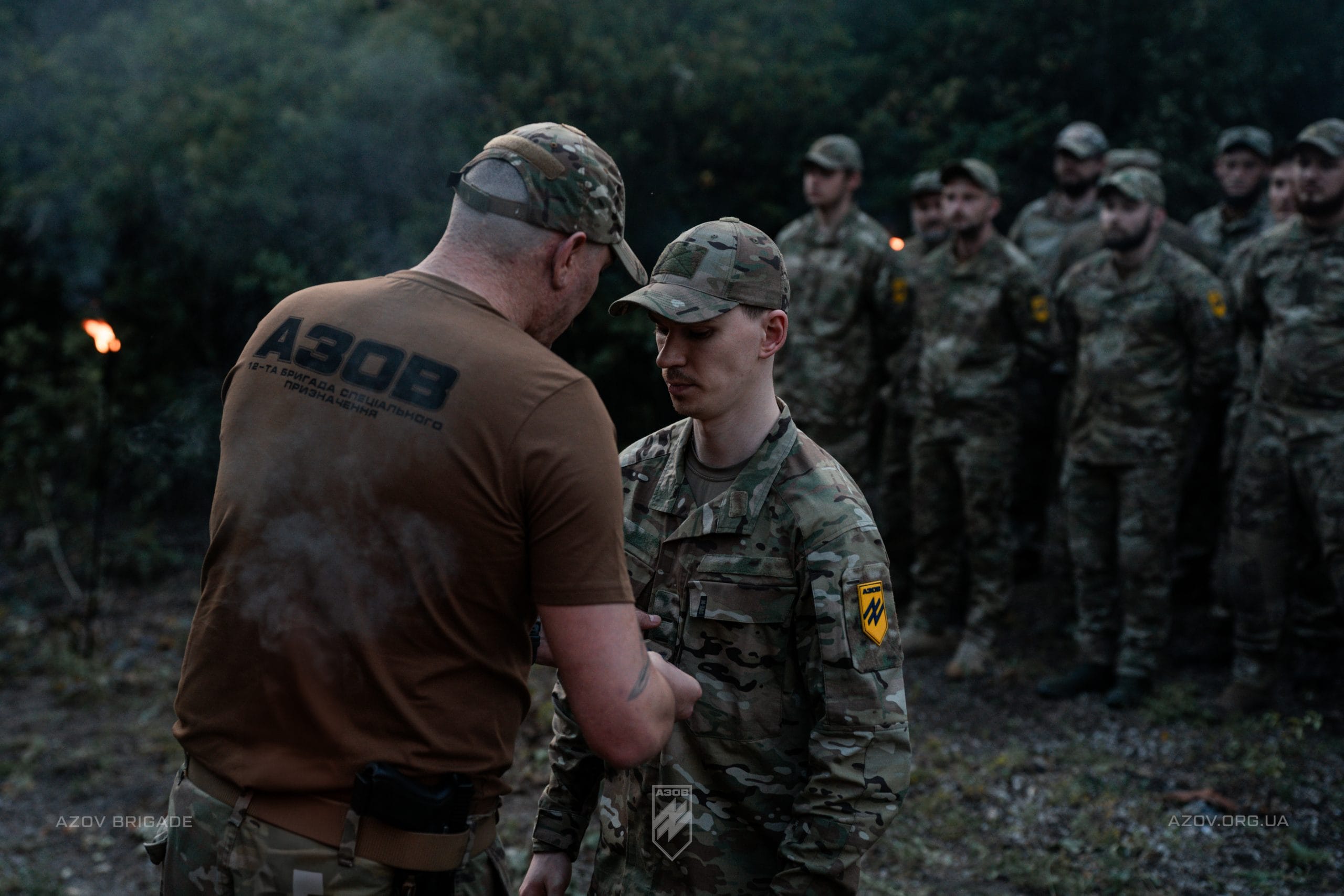 Командир 12-ої бригади спеціального призначення «Азов», підполковник Богдан «Пугач» Грішенков вручив бійцям бригадної артилерійської групи азовські шеврони і дострокові (позачергові) сержантські та офіцерські звання.