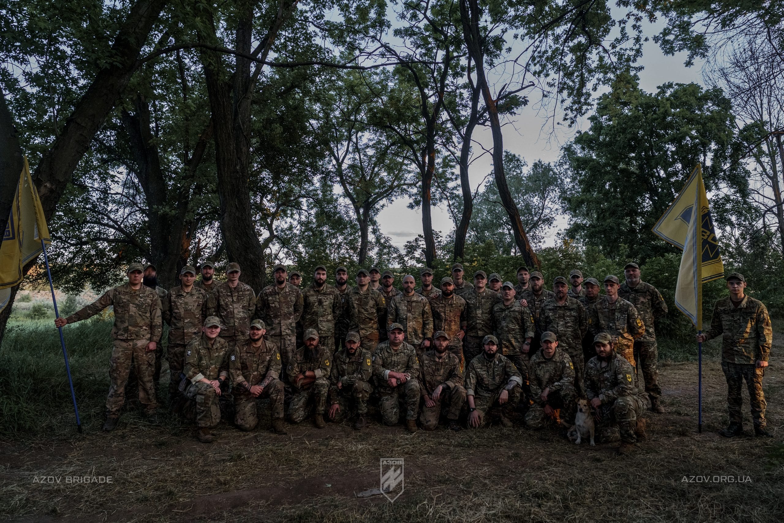 Бійці взводу вогневої підтримки 1-ої роти 1-го батальйону 12-ої бригади «Азов» отримали шеврони свого підрозділу від командування роти і батальйону.
