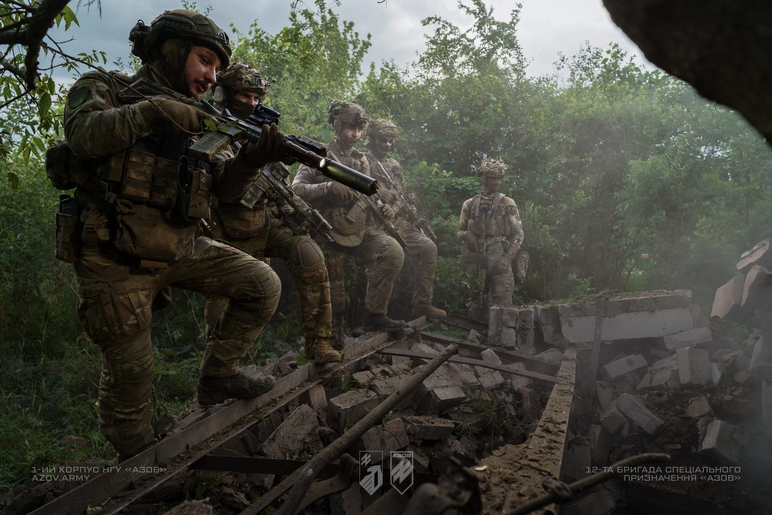 На світлинах – бійці взводу розвідки спеціального призначення 1-го батальйону 12-ої бригади «Азов» проводять тренування із CQB (Close Quarters Battle).