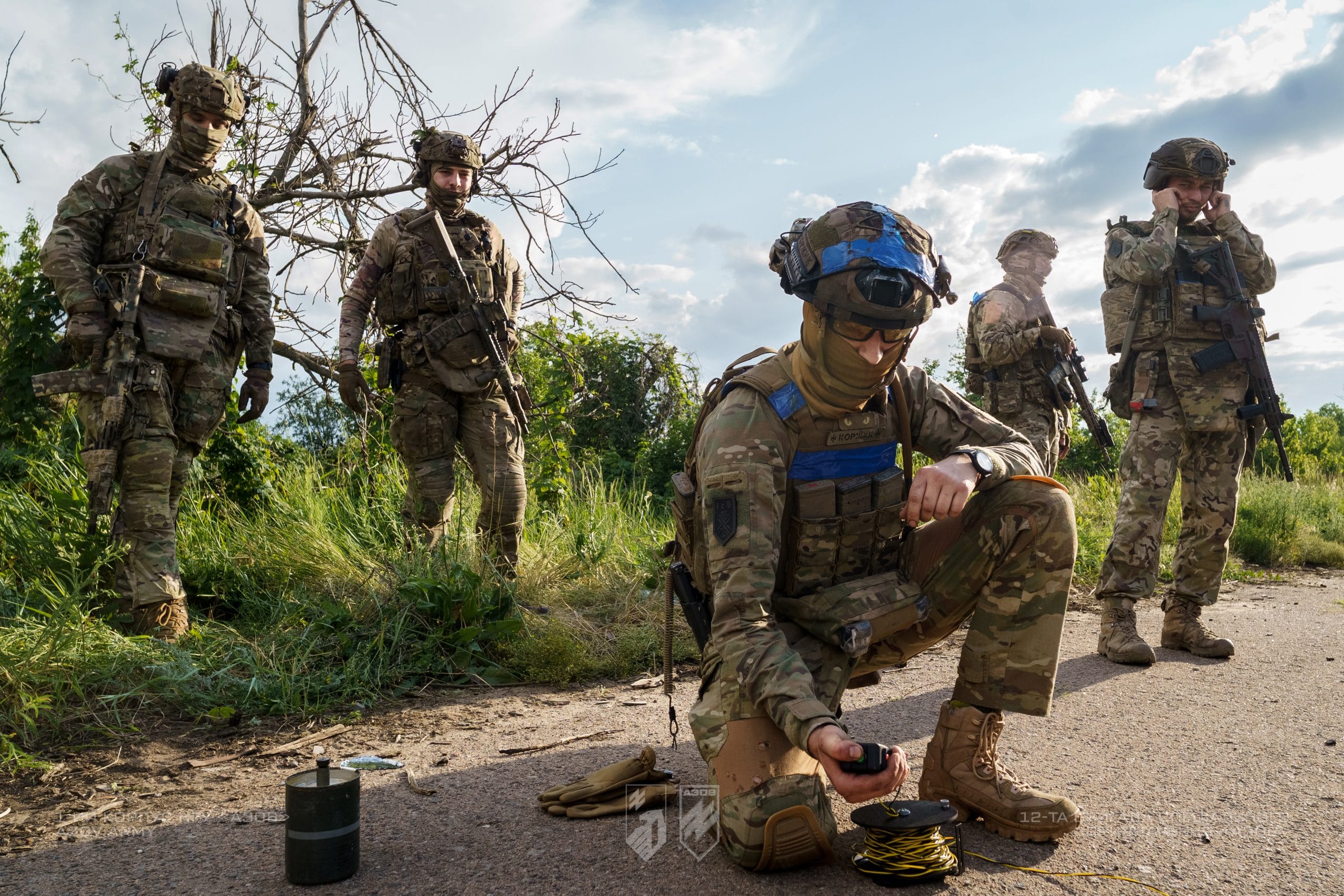 На світлинах – бійці взводу розвідки спеціального призначення 1-го батальйону 12-ої бригади «Азов» проводять тренування із CQB (Close Quarters Battle).