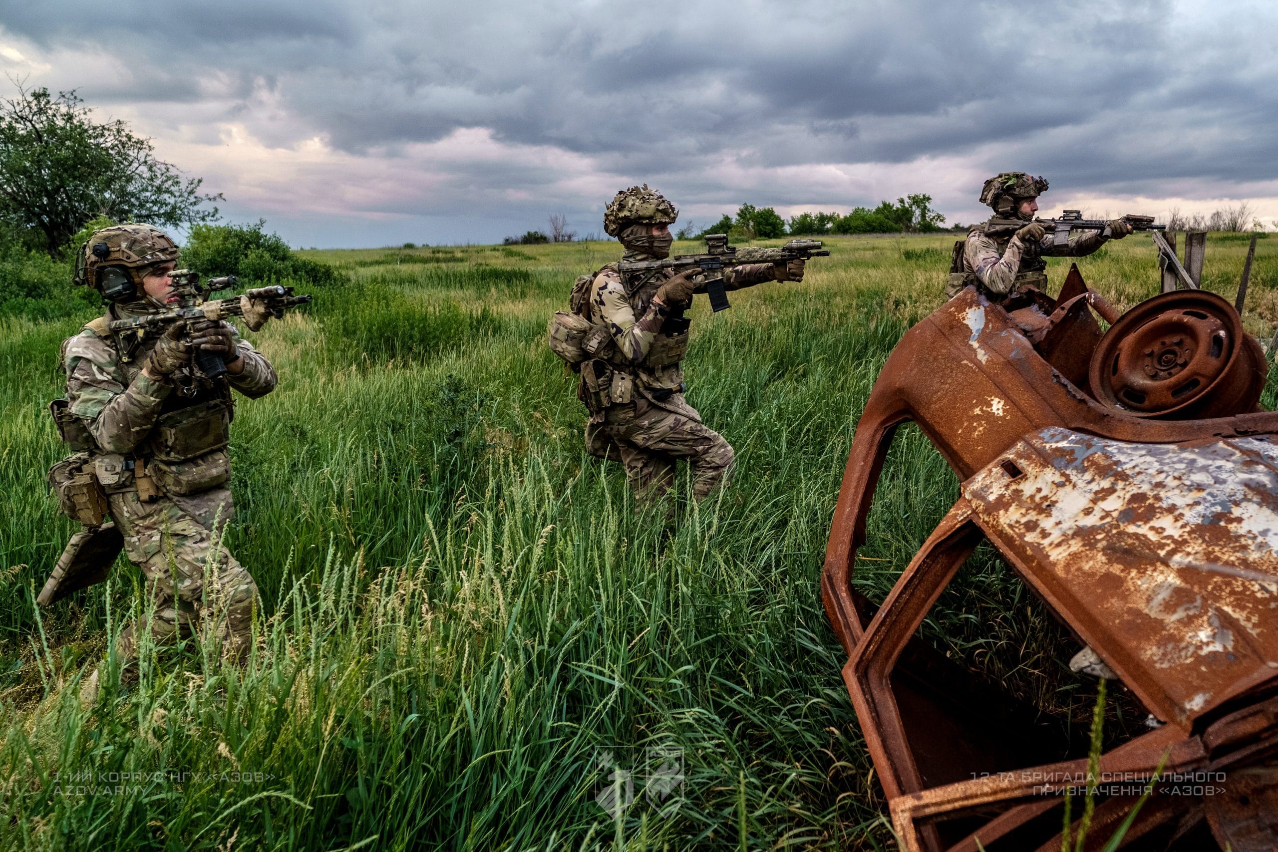 На світлинах – бійці взводу розвідки спеціального призначення 1-го батальйону 12-ої бригади «Азов» проводять тренування із CQB (Close Quarters Battle).