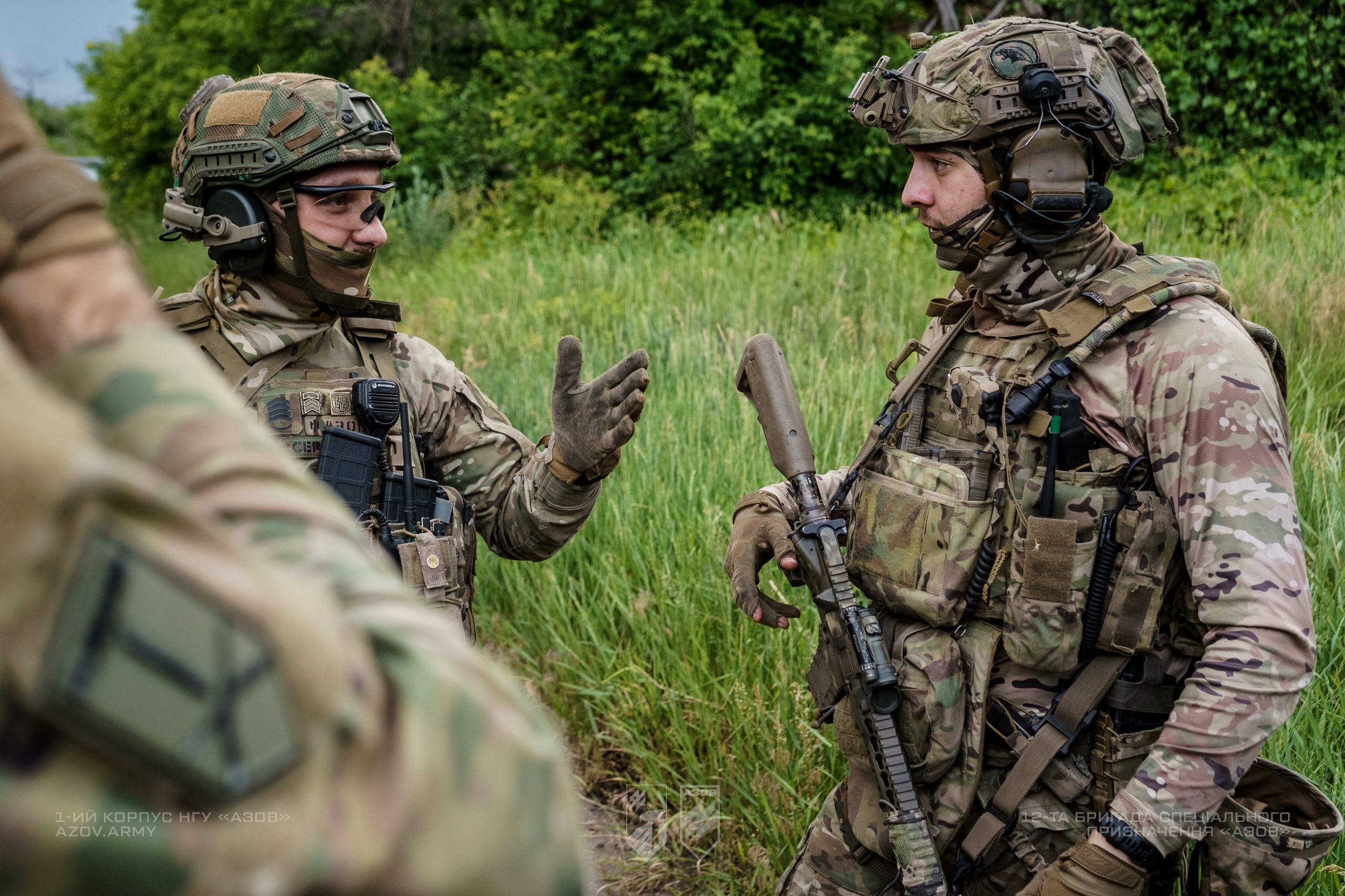 На світлинах – бійці взводу розвідки спеціального призначення 1-го батальйону 12-ої бригади «Азов» проводять тренування із CQB (Close Quarters Battle).
