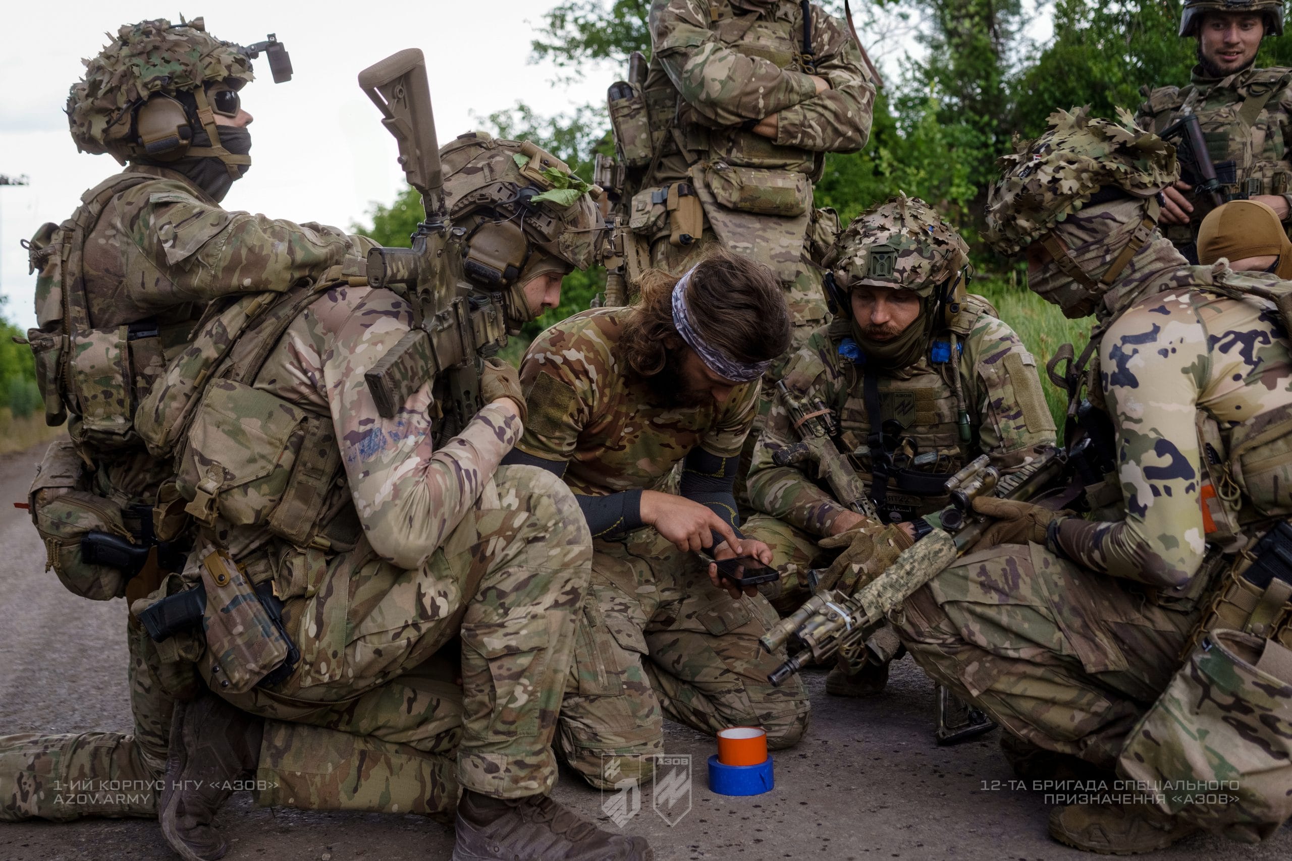 На світлинах – бійці взводу розвідки спеціального призначення 1-го батальйону 12-ої бригади «Азов» проводять тренування із CQB (Close Quarters Battle).