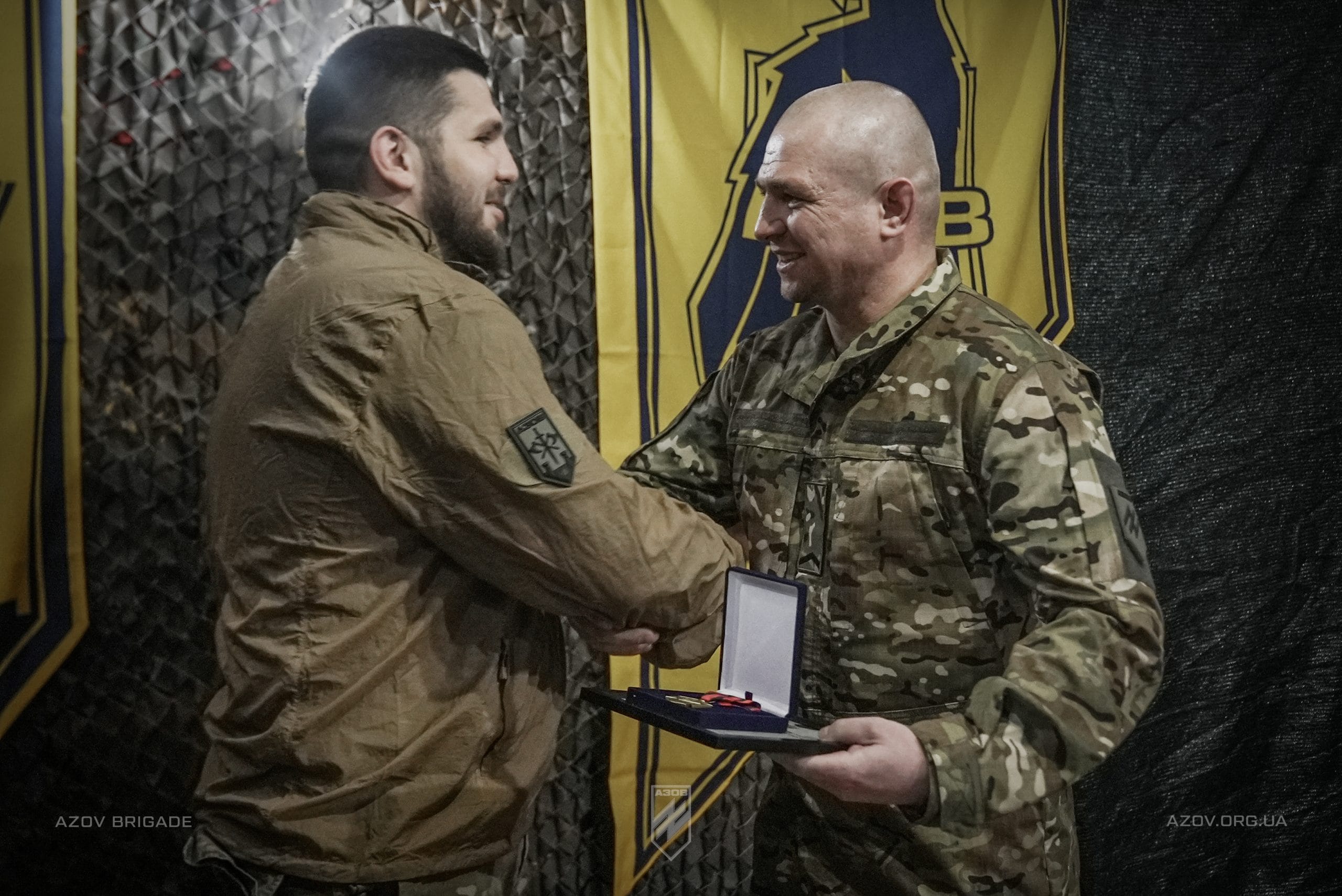 Бійці батальйону сил підтримки 12-ої бригади «Азов» отримали знаки розрізнення бригади і підрозділу.