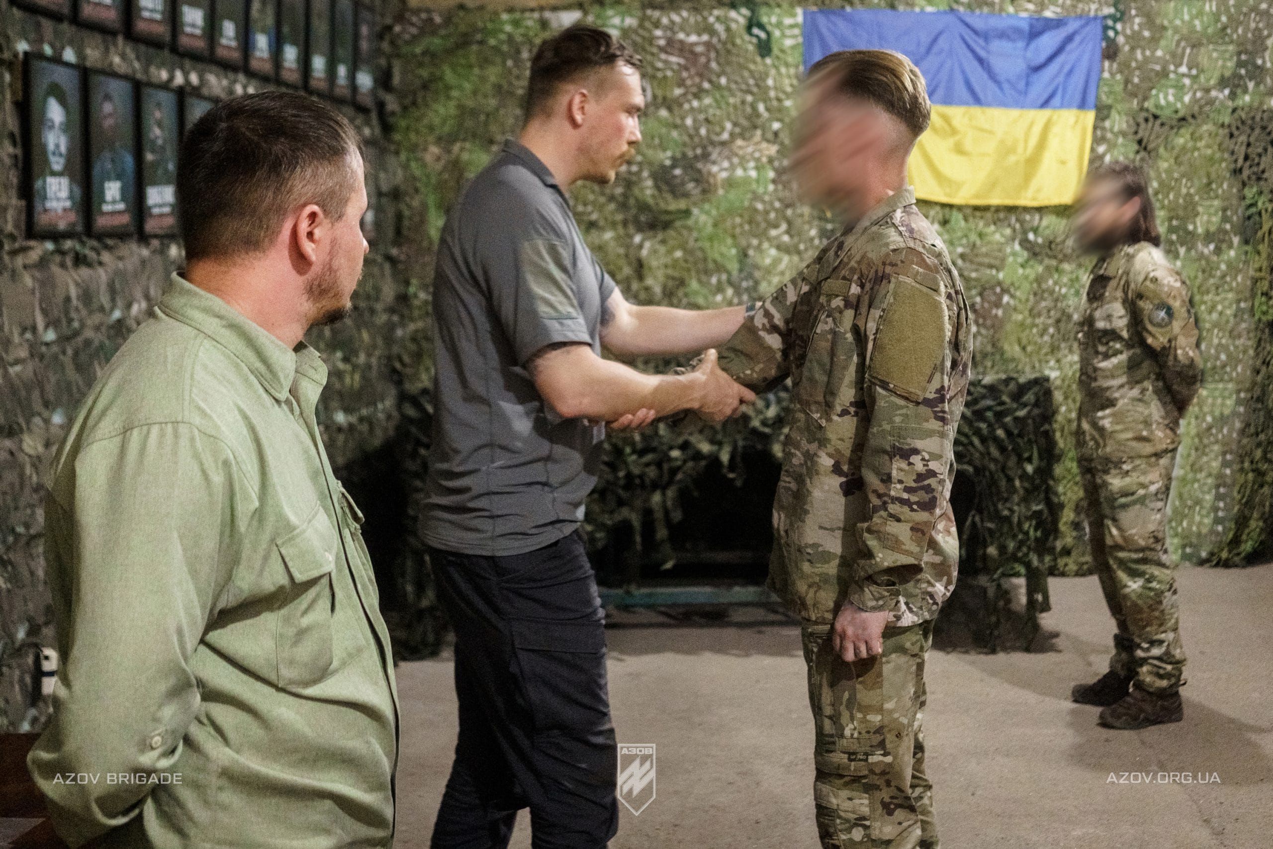 Командир 1-го корпусу НГУ «Азов», полковник Денис «Редіс» Прокопенко, вручив бійцям Nulla Nomen - першої групи загону розвідки спеціального призначення 12-ї бригади «Азов» - шеврони.