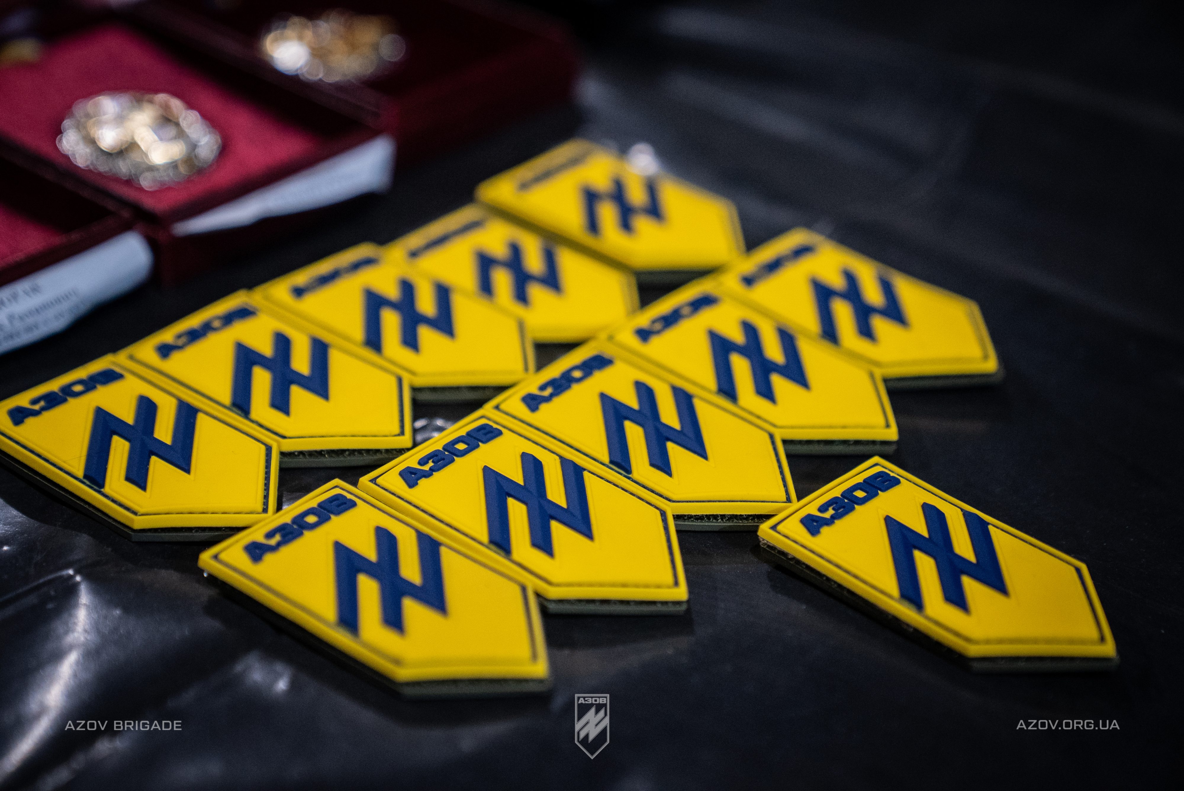 Бійці батальйону безпілотних систем отримали шеврони «Азову» і відзнаки НГУ.