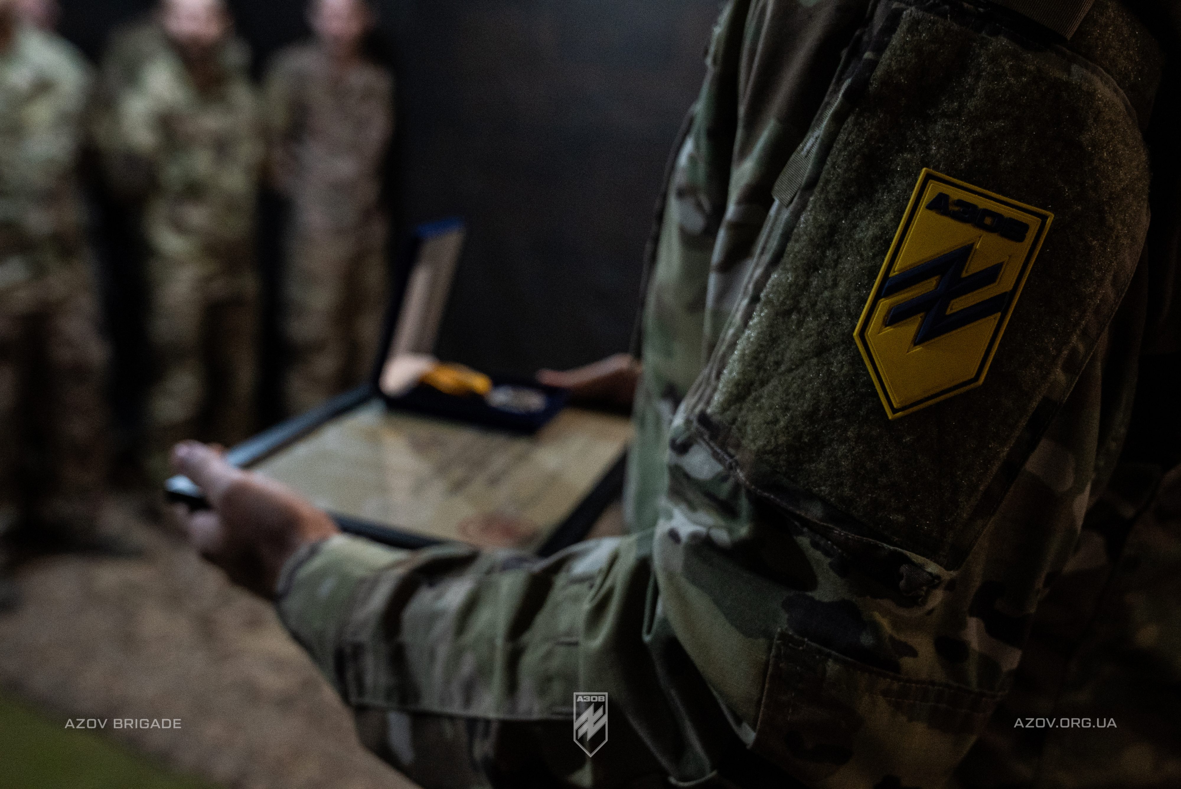 Бійці батальйону безпілотних систем отримали шеврони «Азову» і відзнаки НГУ.