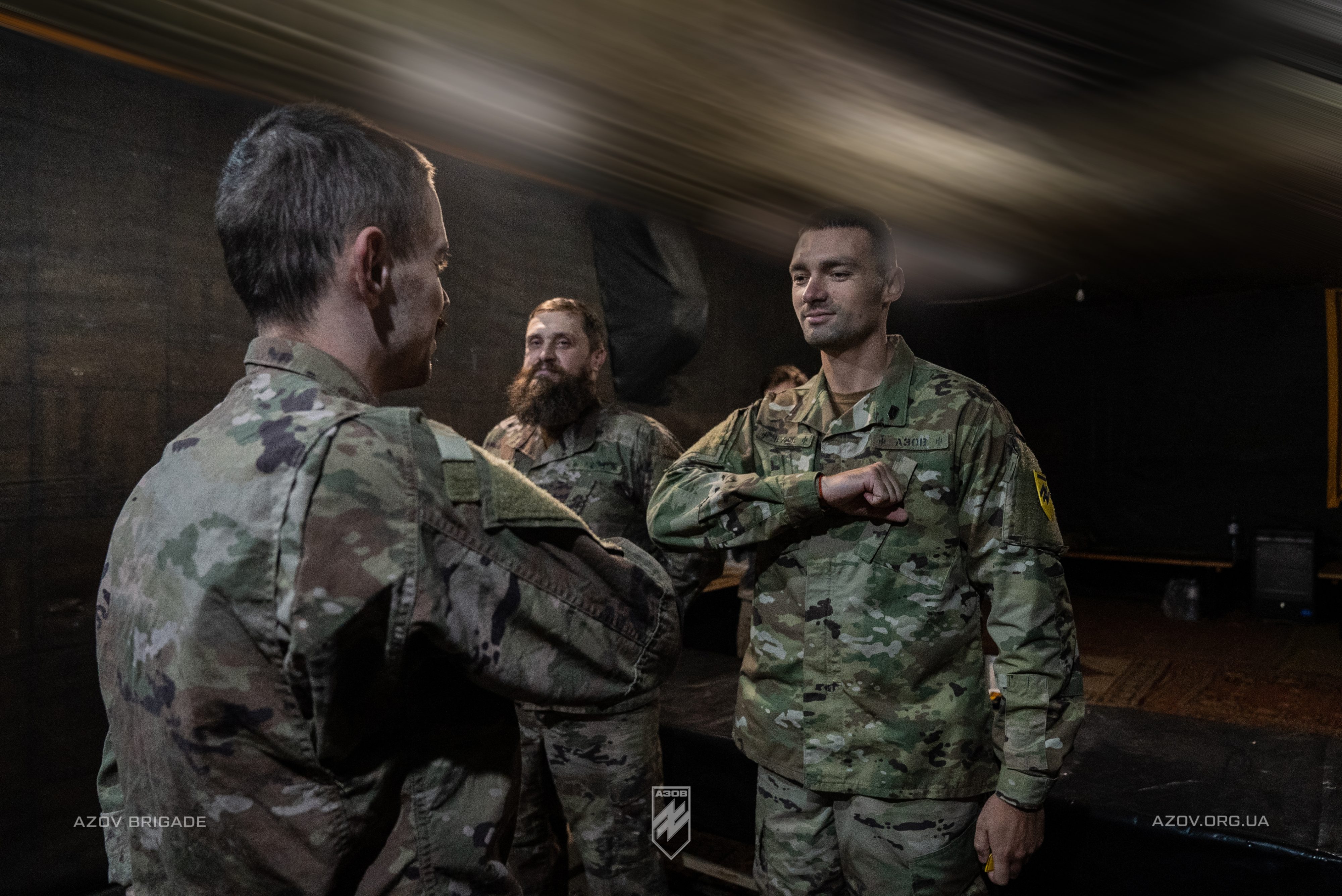 Бійці батальйону безпілотних систем отримали шеврони «Азову» і відзнаки НГУ.