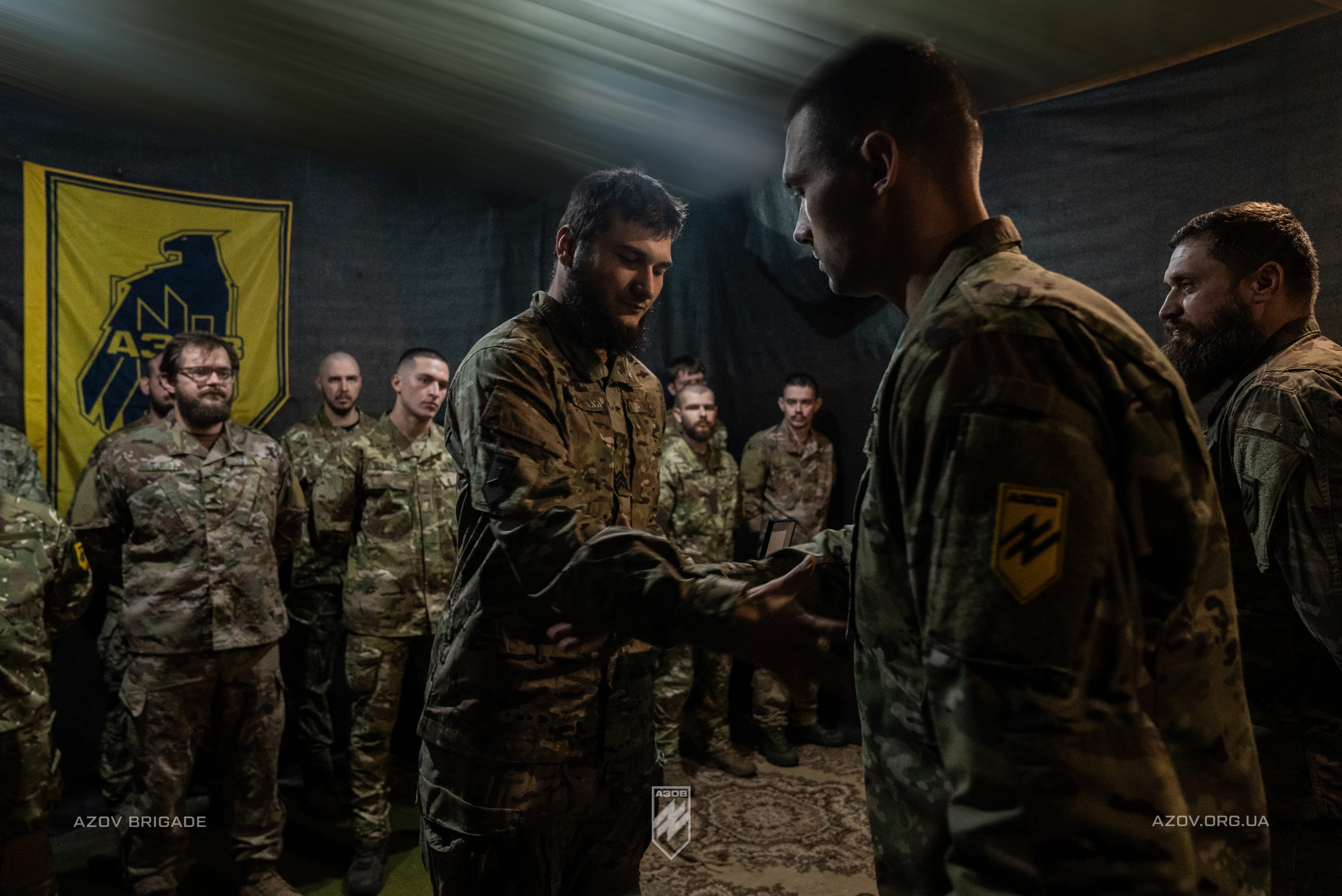 Бійці батальйону безпілотних систем отримали шеврони «Азову» і відзнаки НГУ.