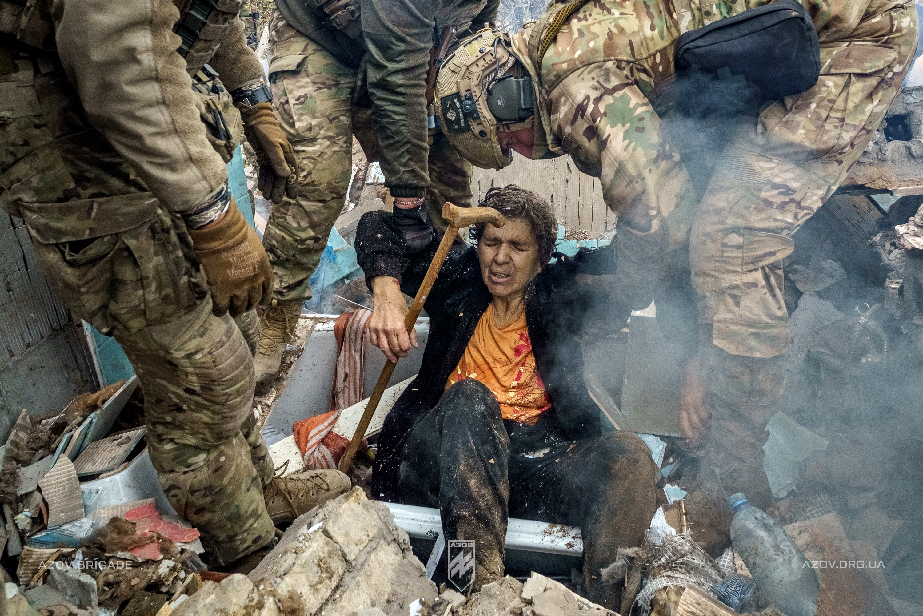 Азовці разом з бійцями бригади «Хижак» врятували жінку з-під завалів у Костянтинівці.