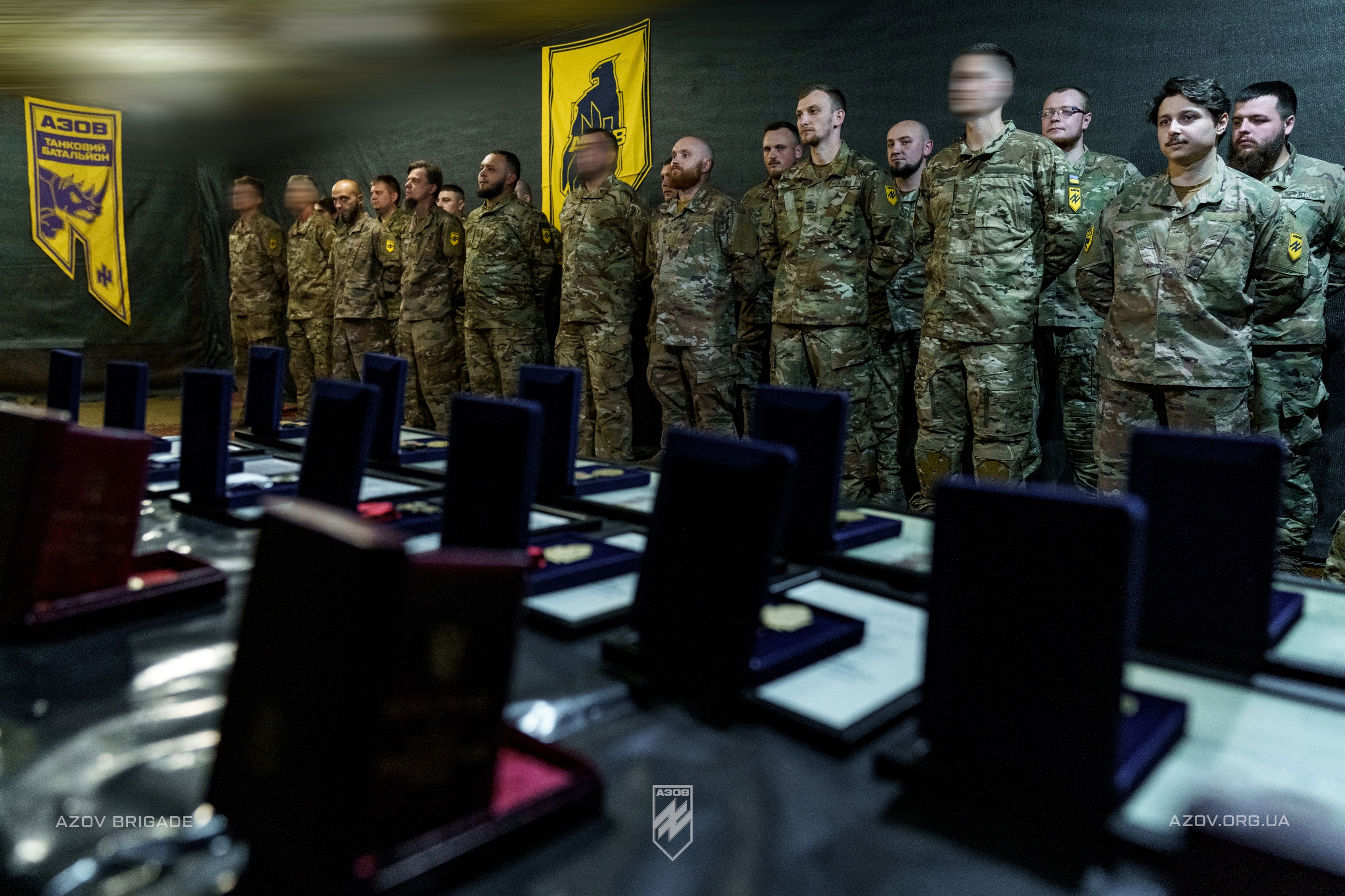 Командир 12-ої бригади спеціального призначення «Азов», підполковник Богдан Грішенков відзначив бійців танкового батальйону, які беруть участь в бойових діях на Торецькому напрямку.