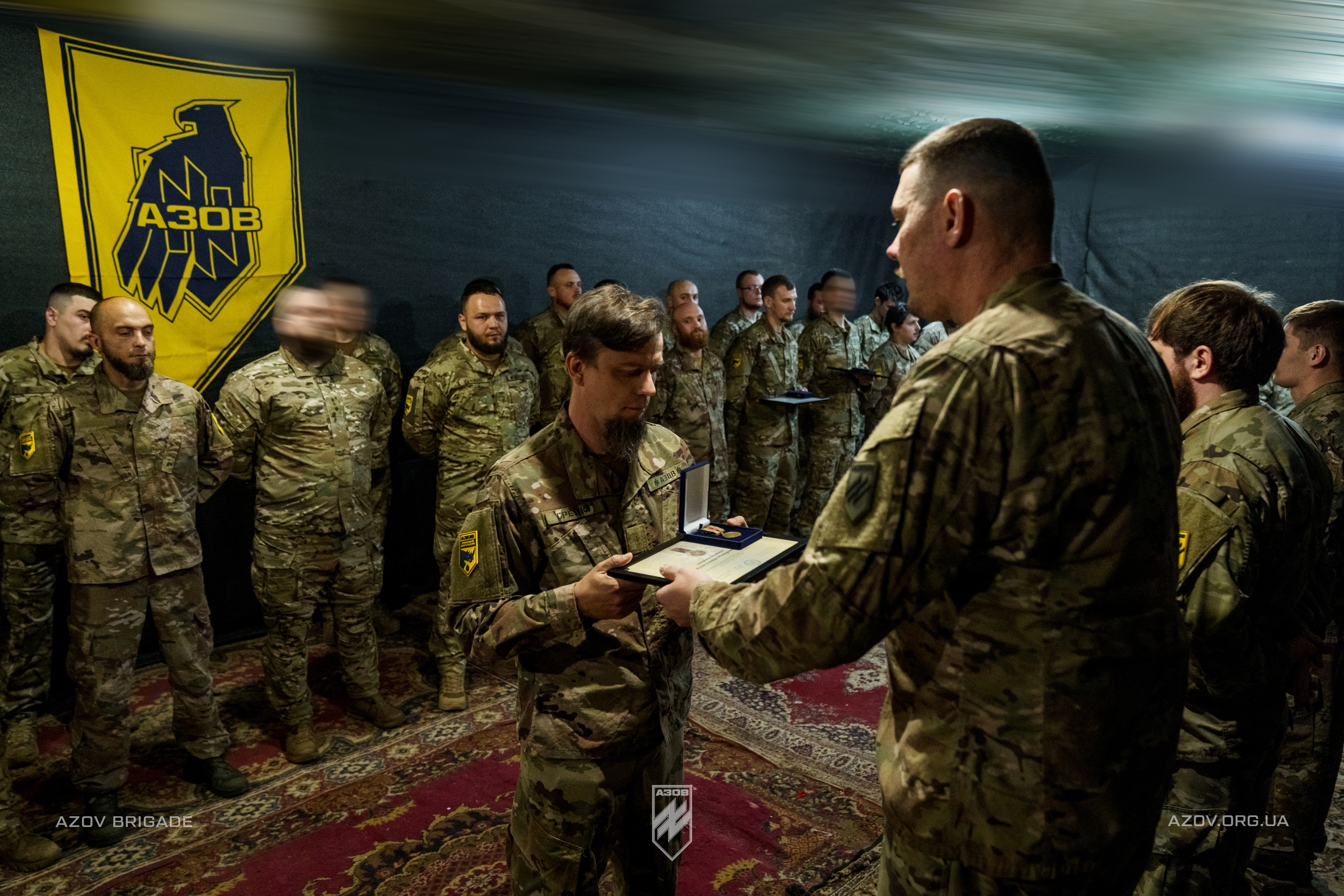 Командир 12-ої бригади спеціального призначення «Азов», підполковник Богдан Грішенков відзначив бійців танкового батальйону, які беруть участь в бойових діях на Торецькому напрямку.