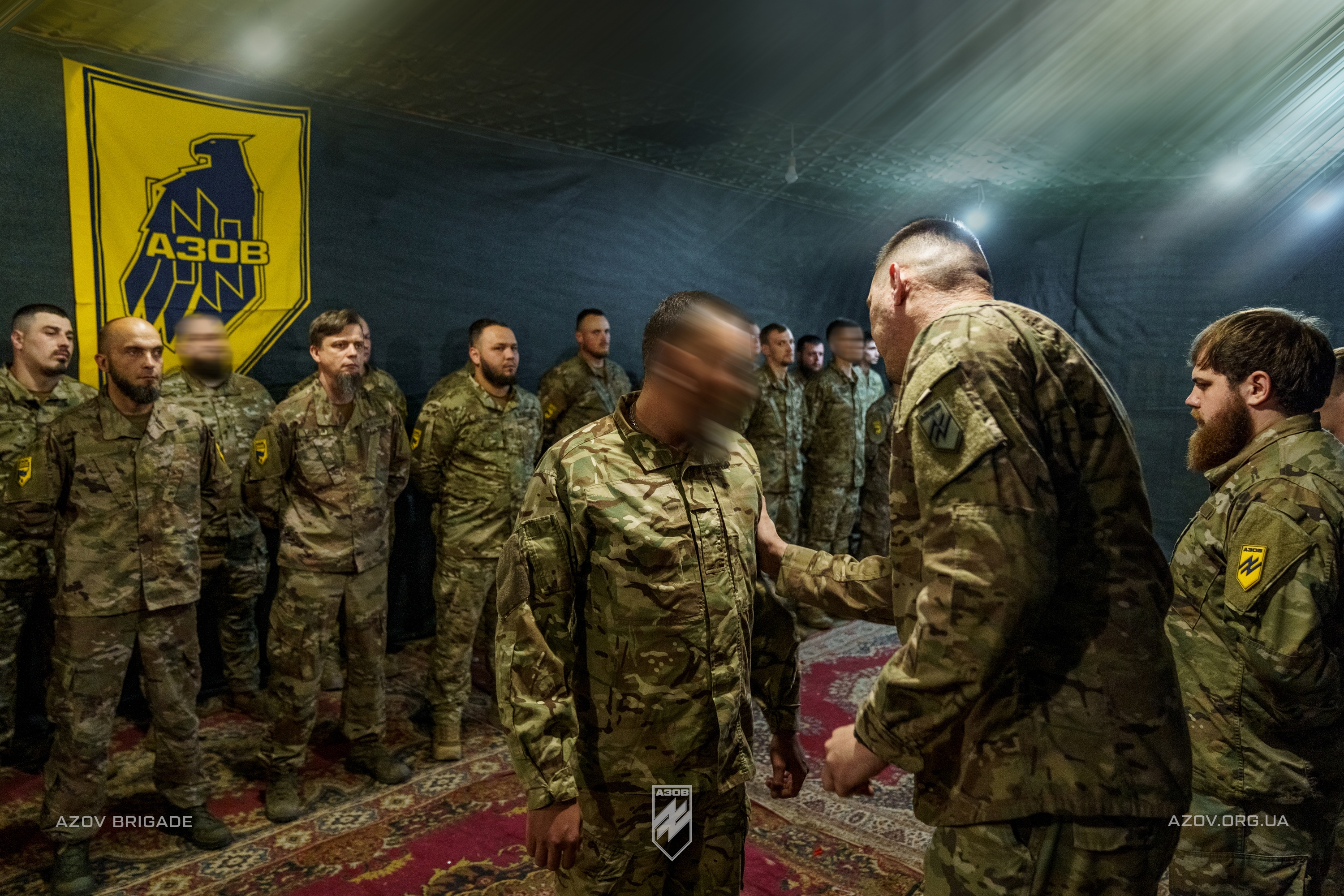 Командир 12-ої бригади спеціального призначення «Азов», підполковник Богдан Грішенков відзначив бійців танкового батальйону, які беруть участь в бойових діях на Торецькому напрямку.