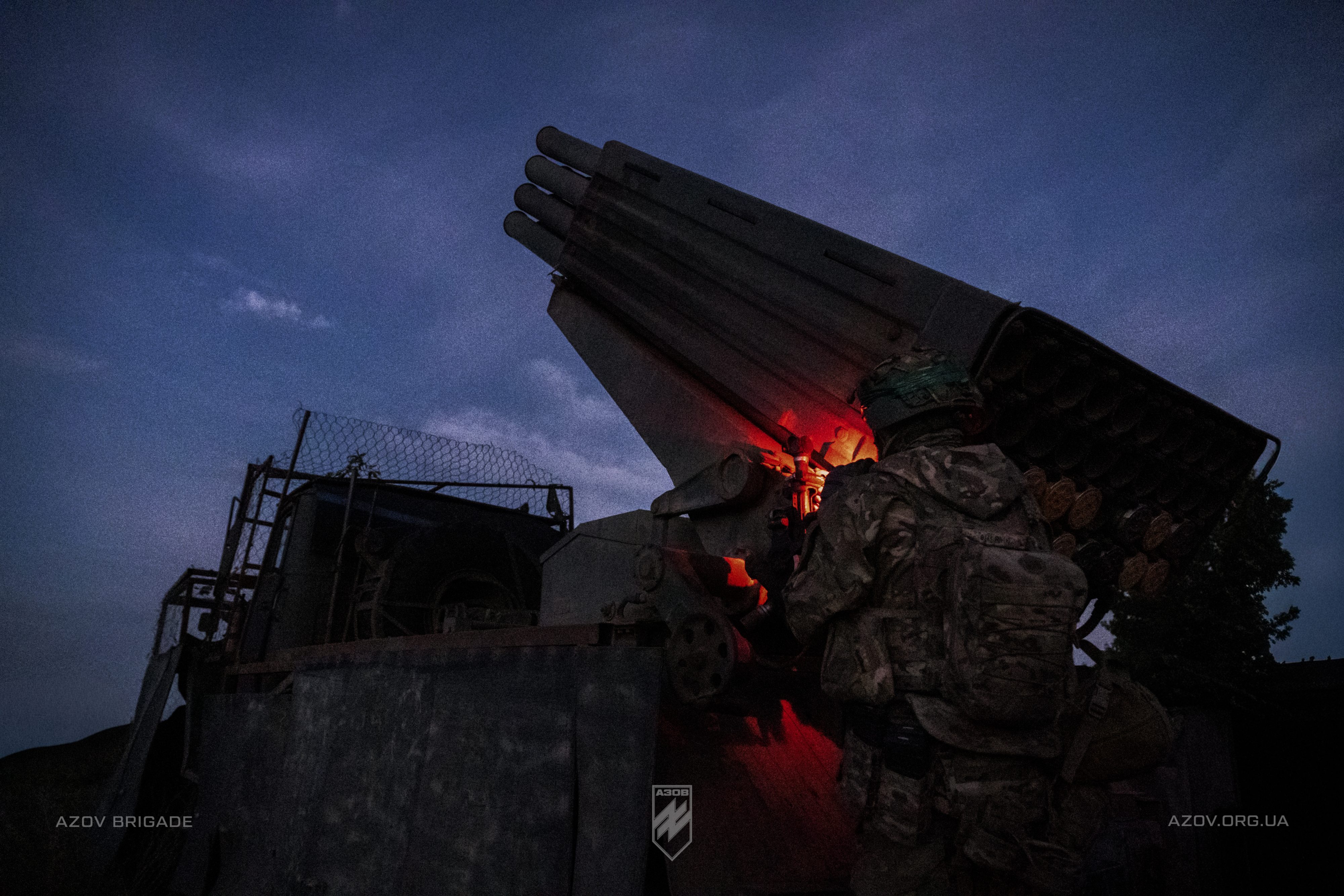 122-мм РСЗВ «Град» бригадної артилерійської групи 12-ої бригади «Азов» веде вогонь по окупантам на Торецькому напрямку.