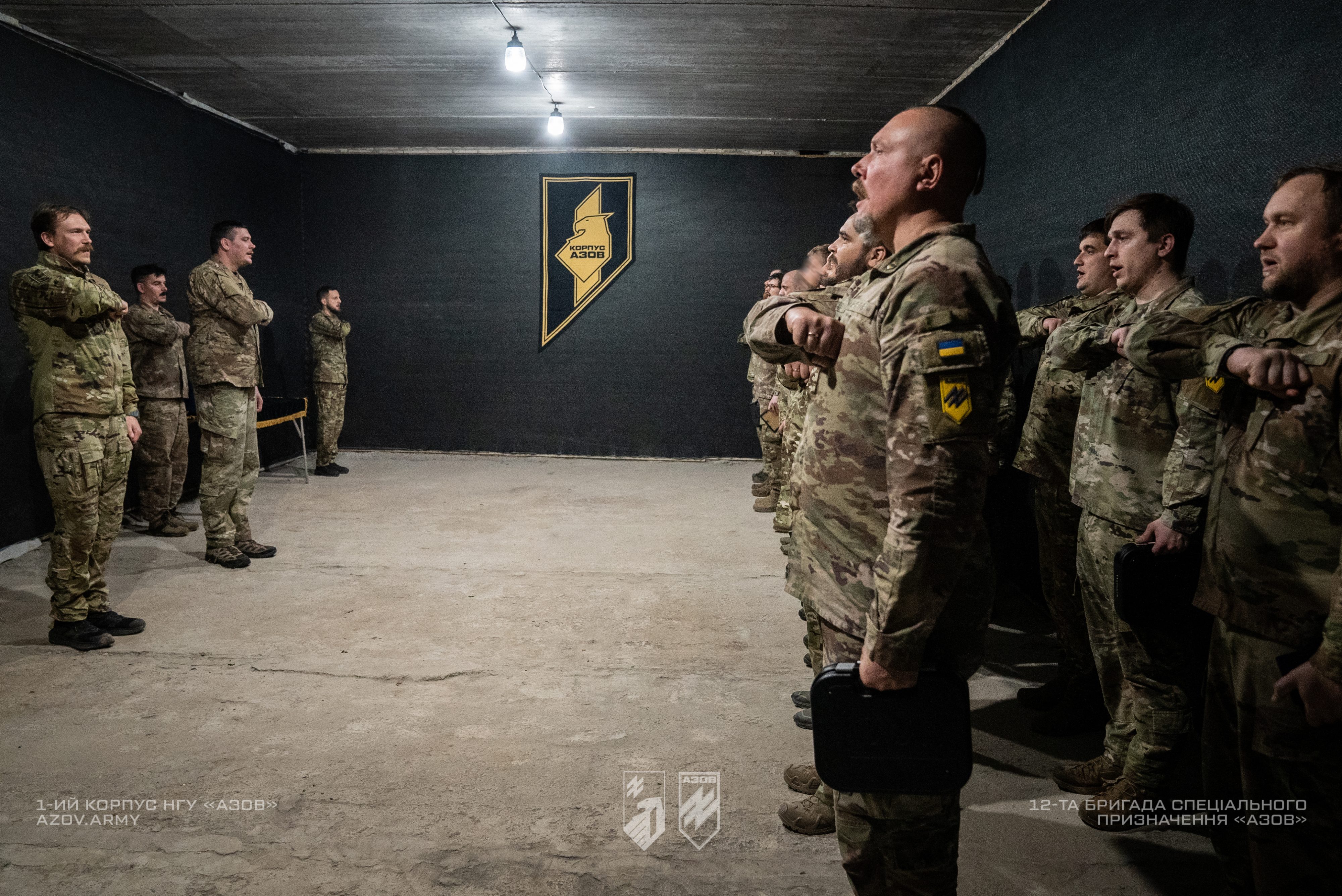 Командир 1 корпусу НГУ «Азов», полковник Денис «Редіс» Прокопенко вручив державні і відомчі нагороди.