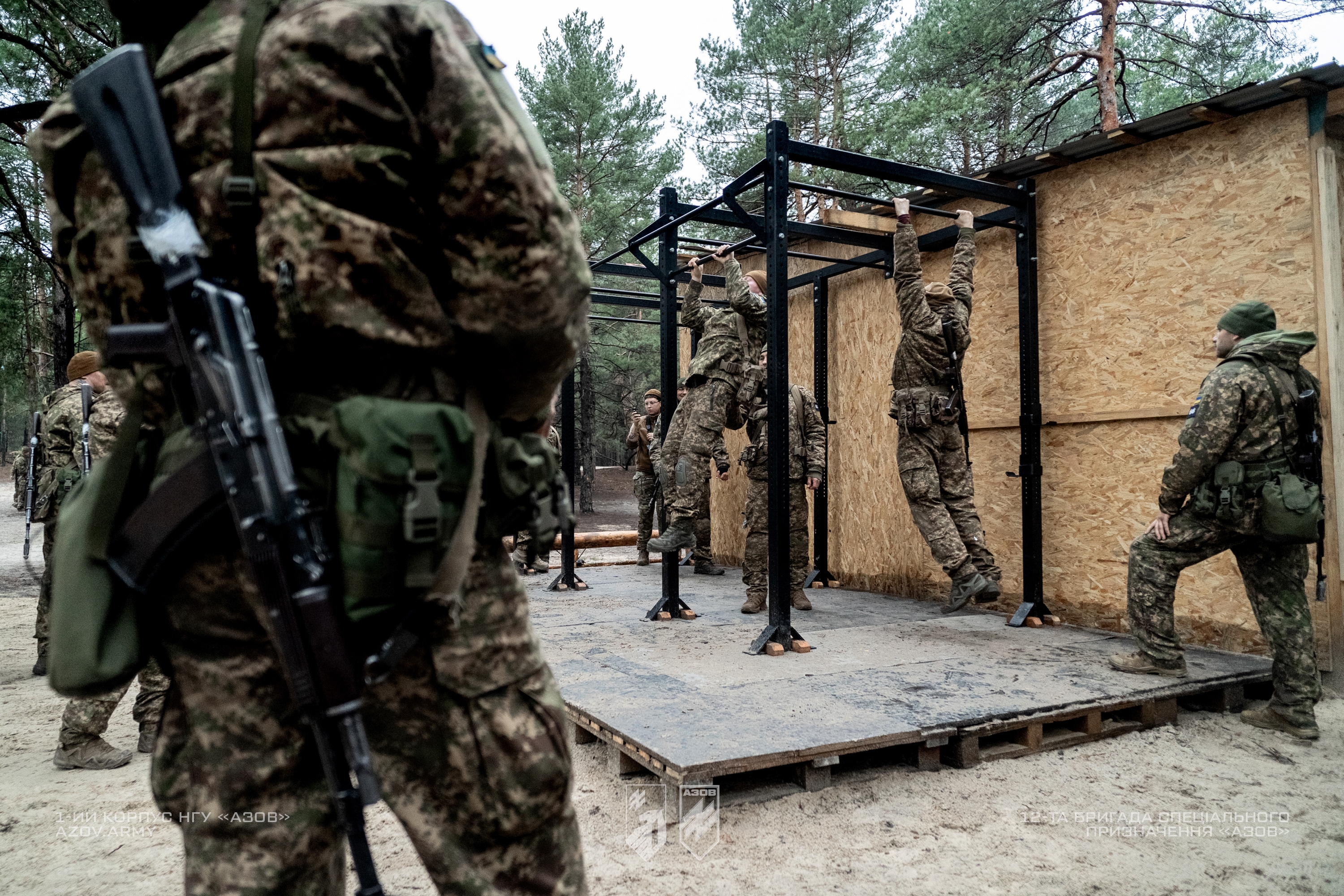 На світлинах — рекрути 12-ої бригади спеціального призначення «Азов» під час БКБП.