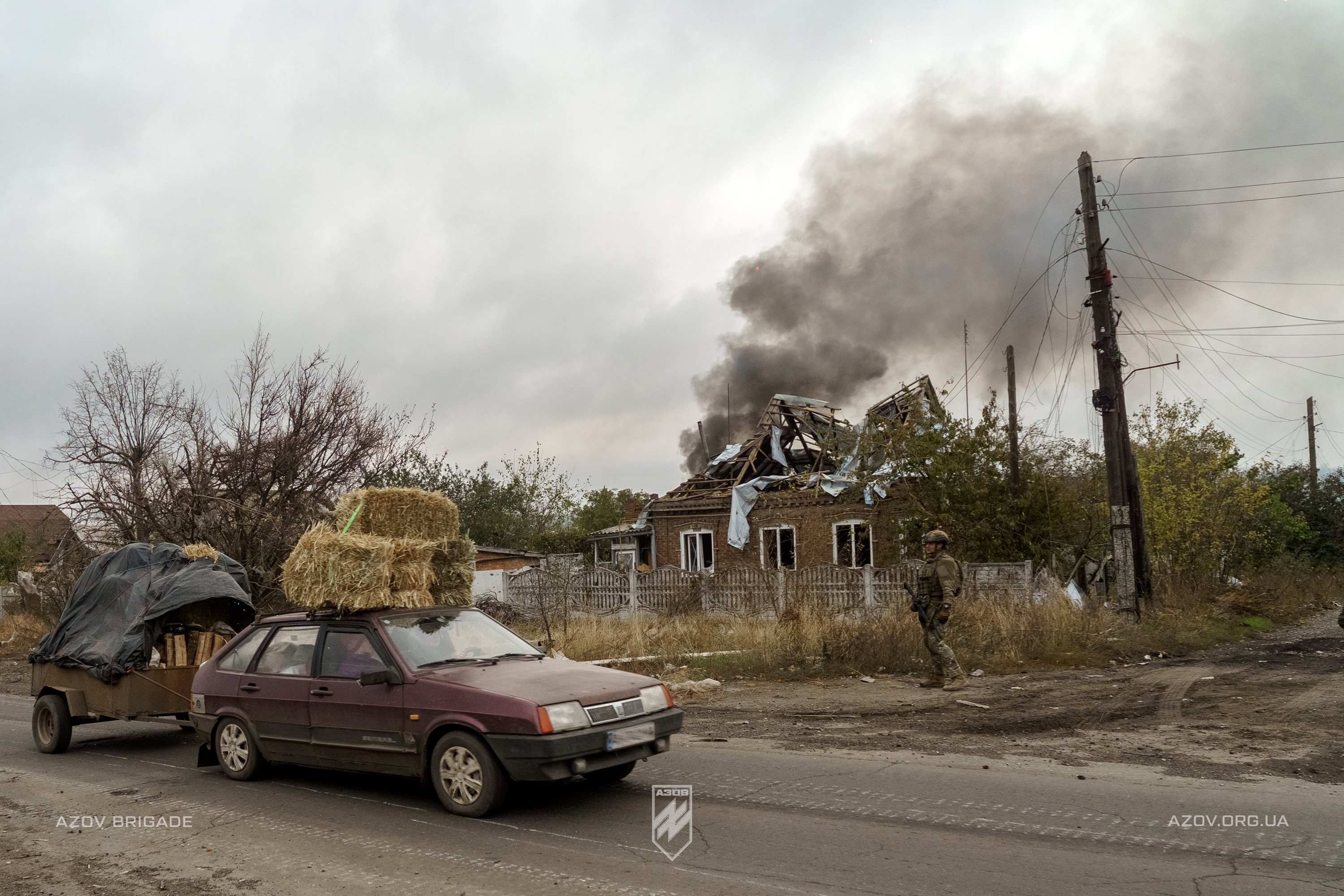 Азовці разом з бійцями бригади «Хижак» врятували жінку з-під завалів у Костянтинівці.