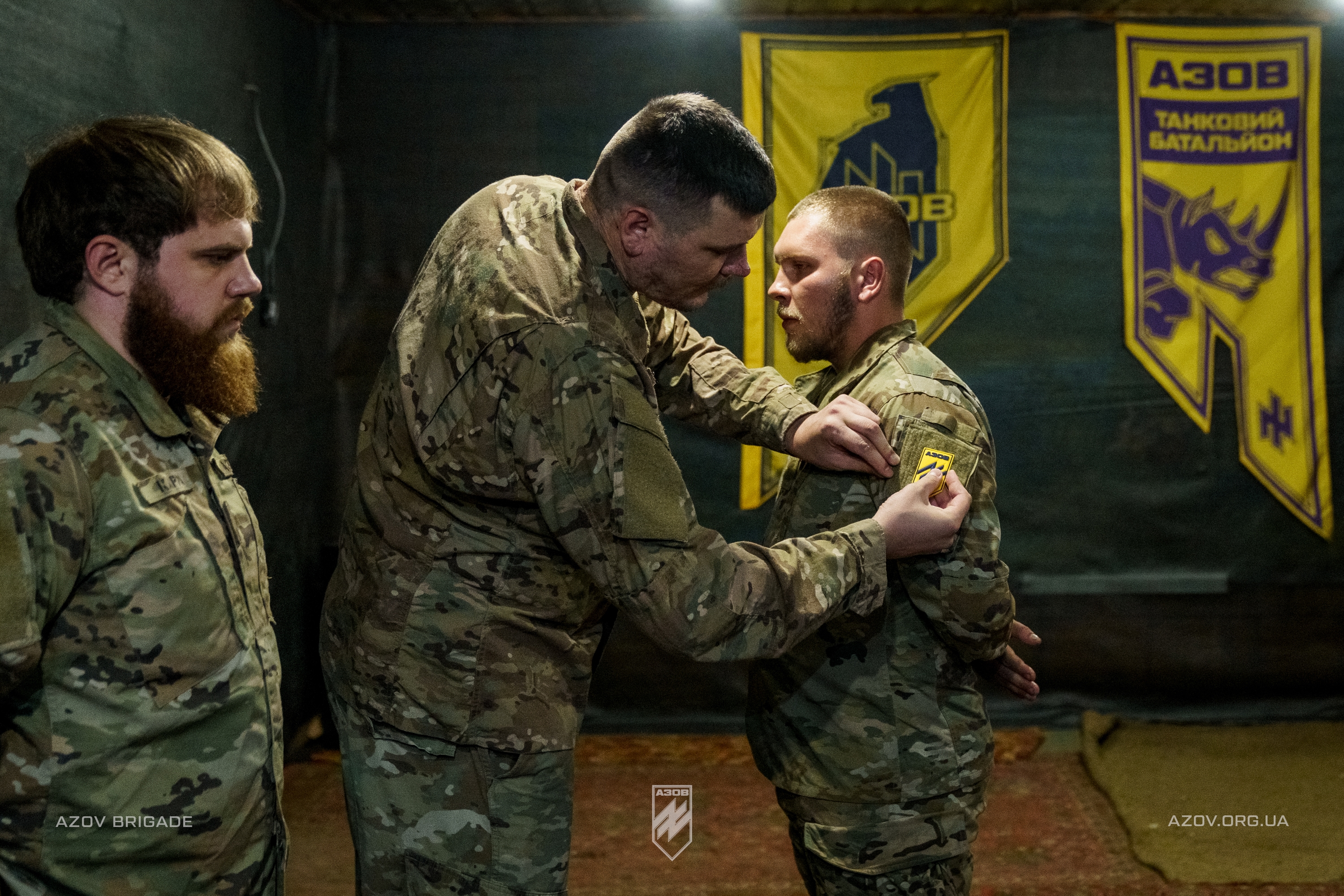 Командир 12-ої бригади спеціального призначення «Азов», підполковник Богдан Грішенков відзначив бійців танкового батальйону, які беруть участь в бойових діях на Торецькому напрямку.