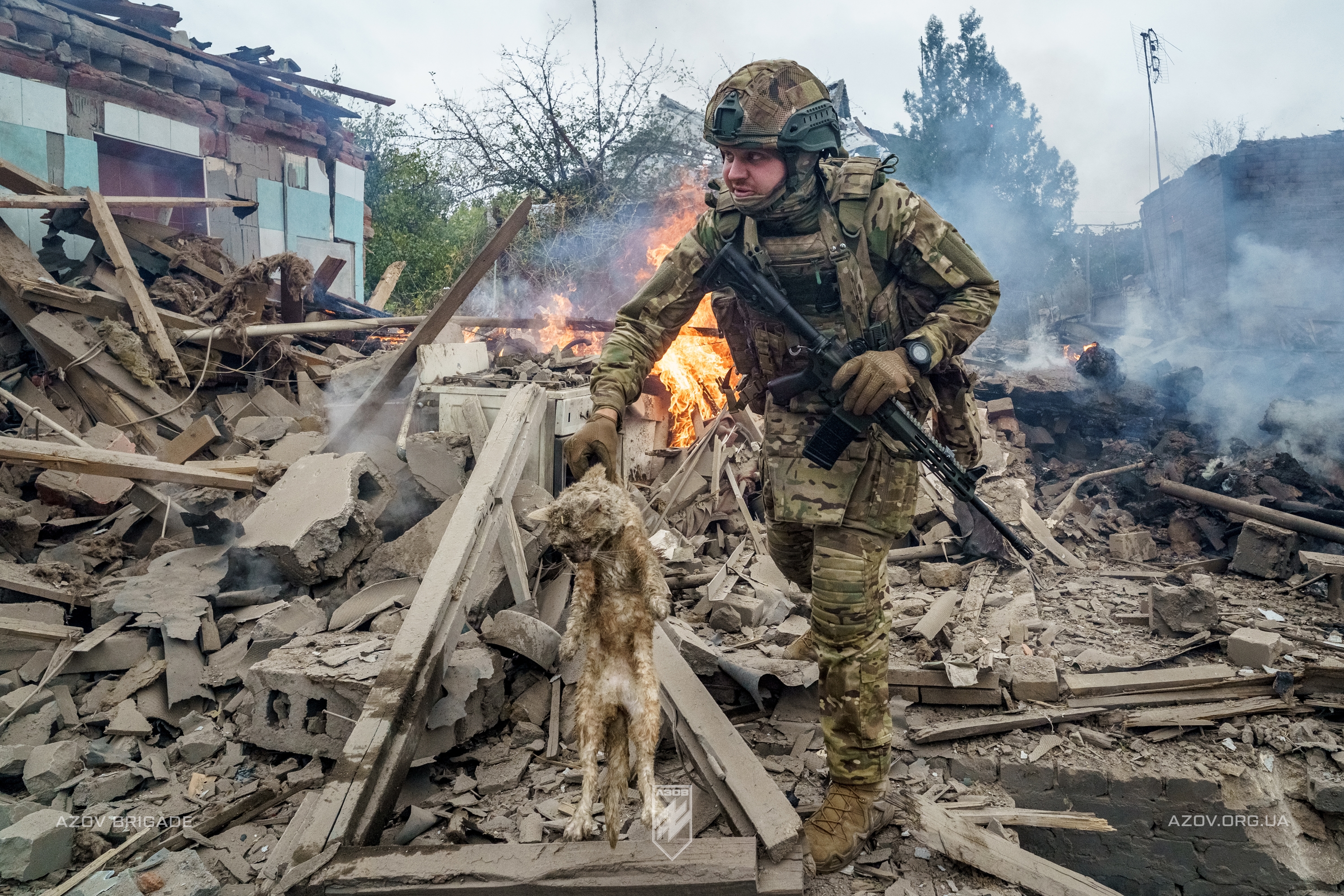 Азовці разом з бійцями бригади «Хижак» врятували жінку з-під завалів у Костянтинівці.