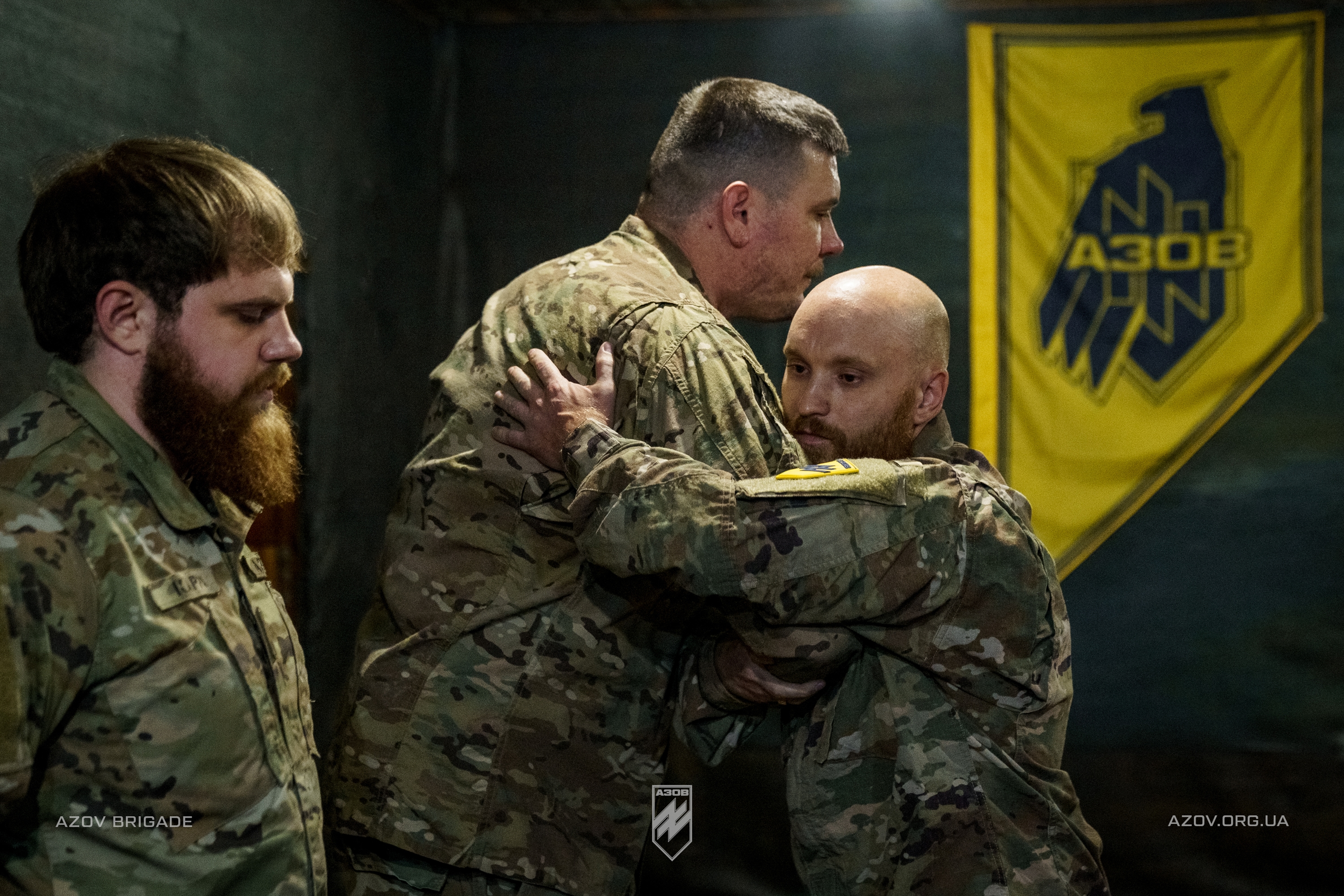 Командир 12-ої бригади спеціального призначення «Азов», підполковник Богдан Грішенков відзначив бійців танкового батальйону, які беруть участь в бойових діях на Торецькому напрямку.