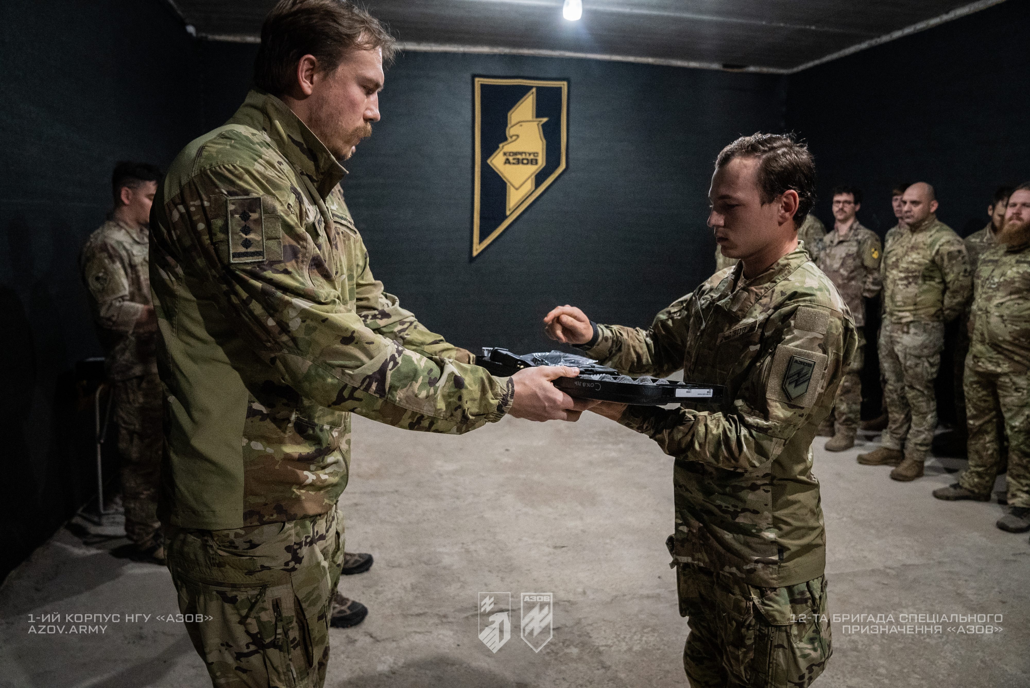 Командир 1 корпусу НГУ «Азов», полковник Денис «Редіс» Прокопенко вручив державні і відомчі нагороди.