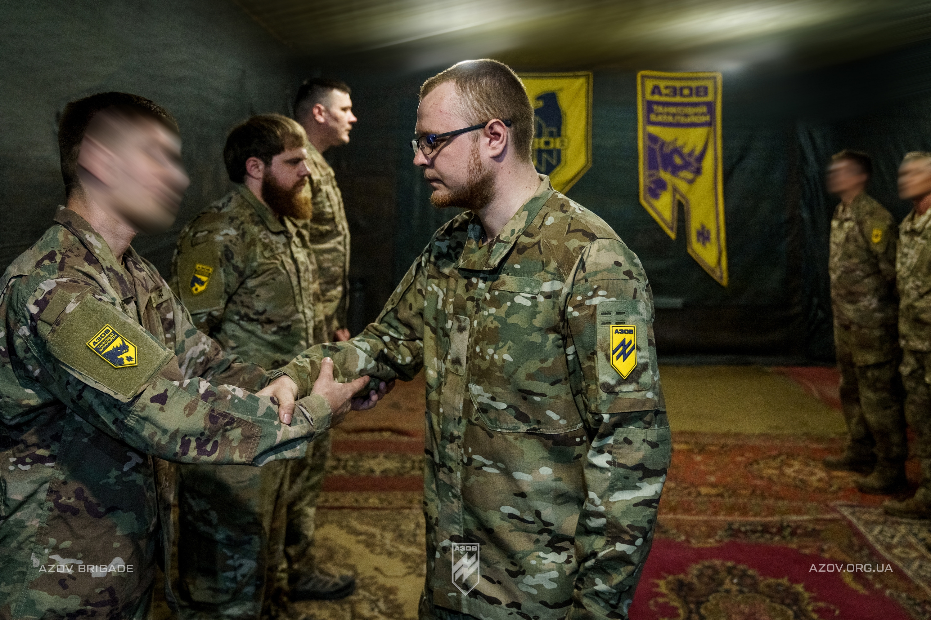 Командир 12-ої бригади спеціального призначення «Азов», підполковник Богдан Грішенков відзначив бійців танкового батальйону, які беруть участь в бойових діях на Торецькому напрямку.