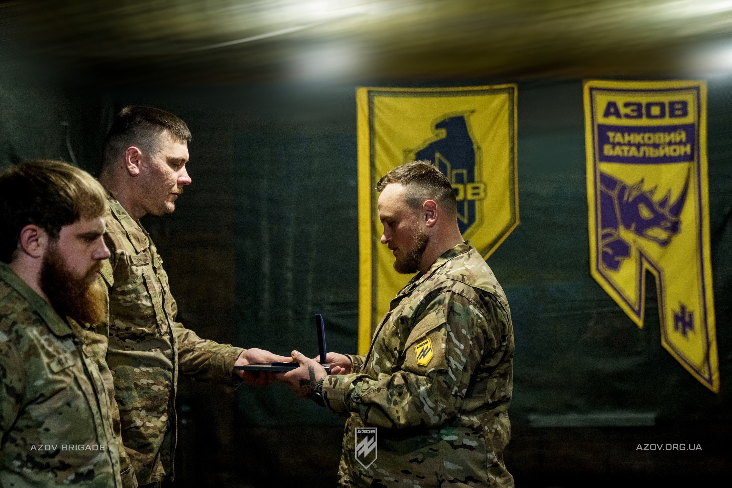 Командир 12-ої бригади спеціального призначення «Азов», підполковник Богдан Грішенков відзначив бійців танкового батальйону, які беруть участь в бойових діях на Торецькому напрямку.