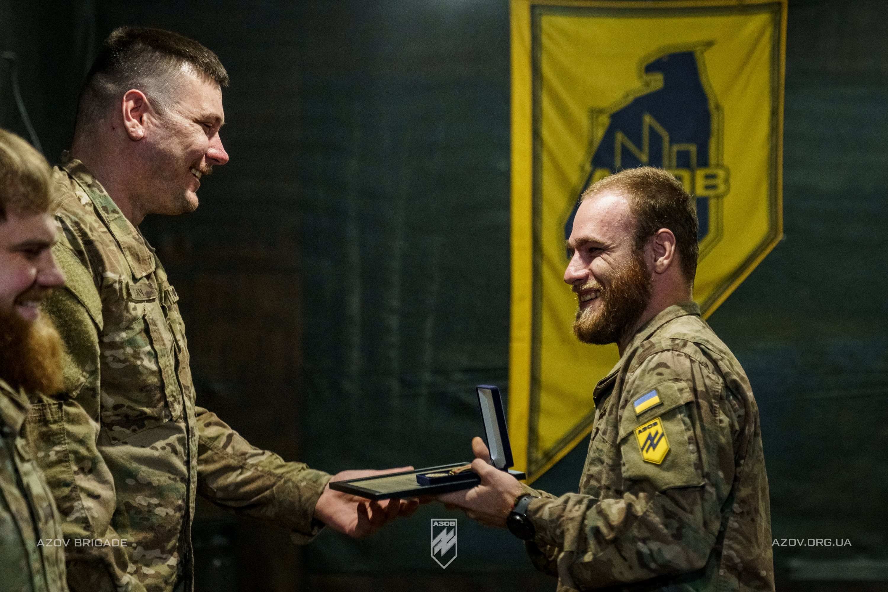 Командир 12-ої бригади спеціального призначення «Азов», підполковник Богдан Грішенков відзначив бійців танкового батальйону, які беруть участь в бойових діях на Торецькому напрямку.