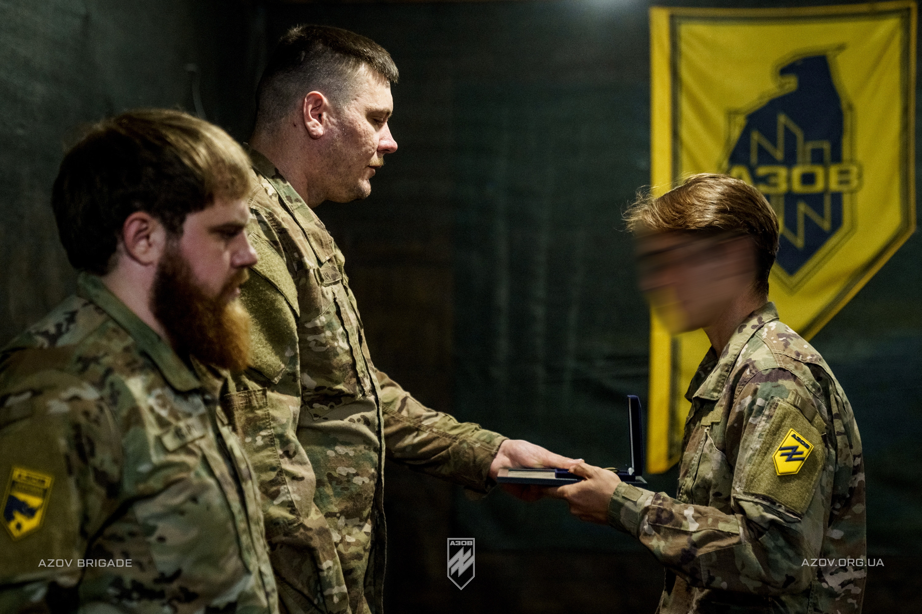 Командир 12-ої бригади спеціального призначення «Азов», підполковник Богдан Грішенков відзначив бійців танкового батальйону, які беруть участь в бойових діях на Торецькому напрямку.