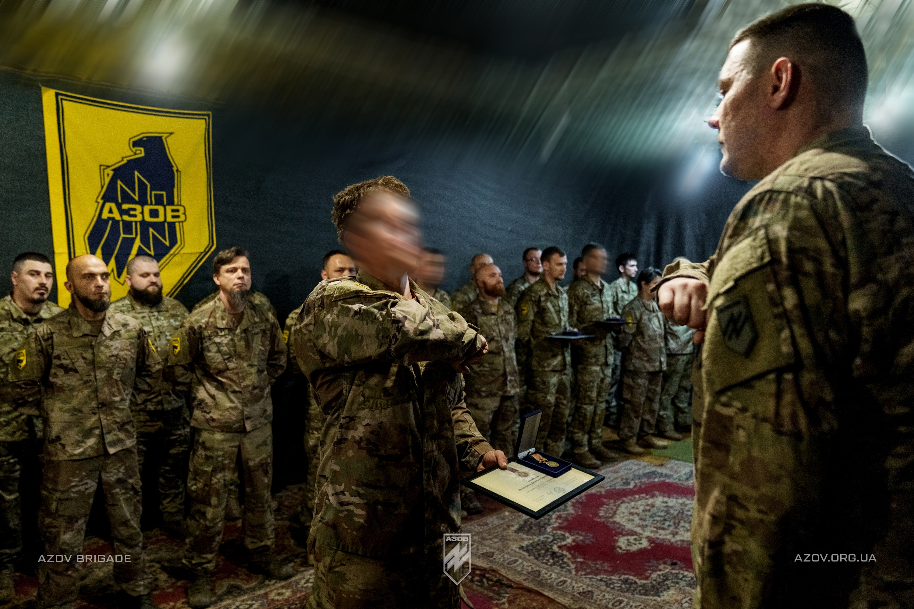 Командир 12-ої бригади спеціального призначення «Азов», підполковник Богдан Грішенков відзначив бійців танкового батальйону, які беруть участь в бойових діях на Торецькому напрямку.