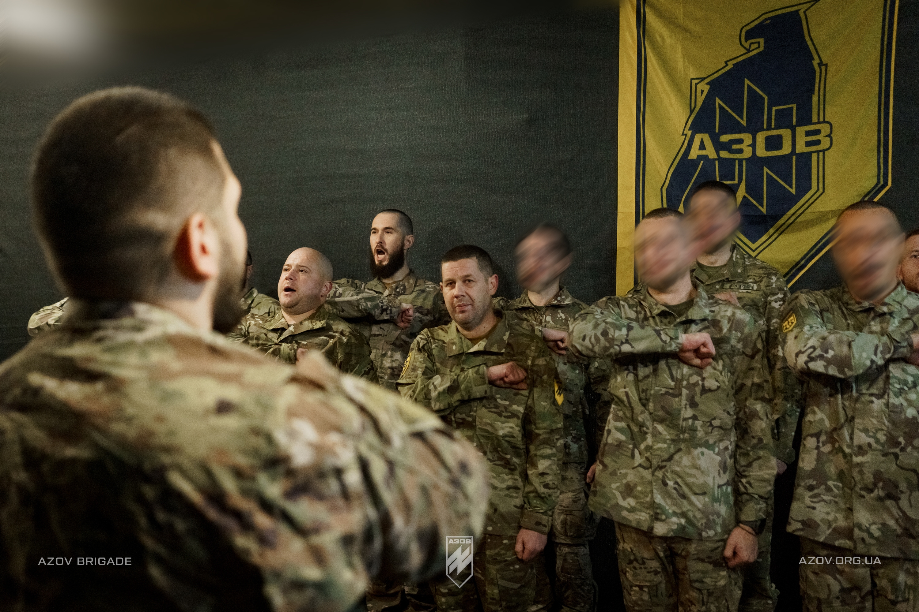 командир батальйону сил підтримки 12-ї бригади «азов» друг «вій» вручив бійцям батальйонні та бригадні шеврони