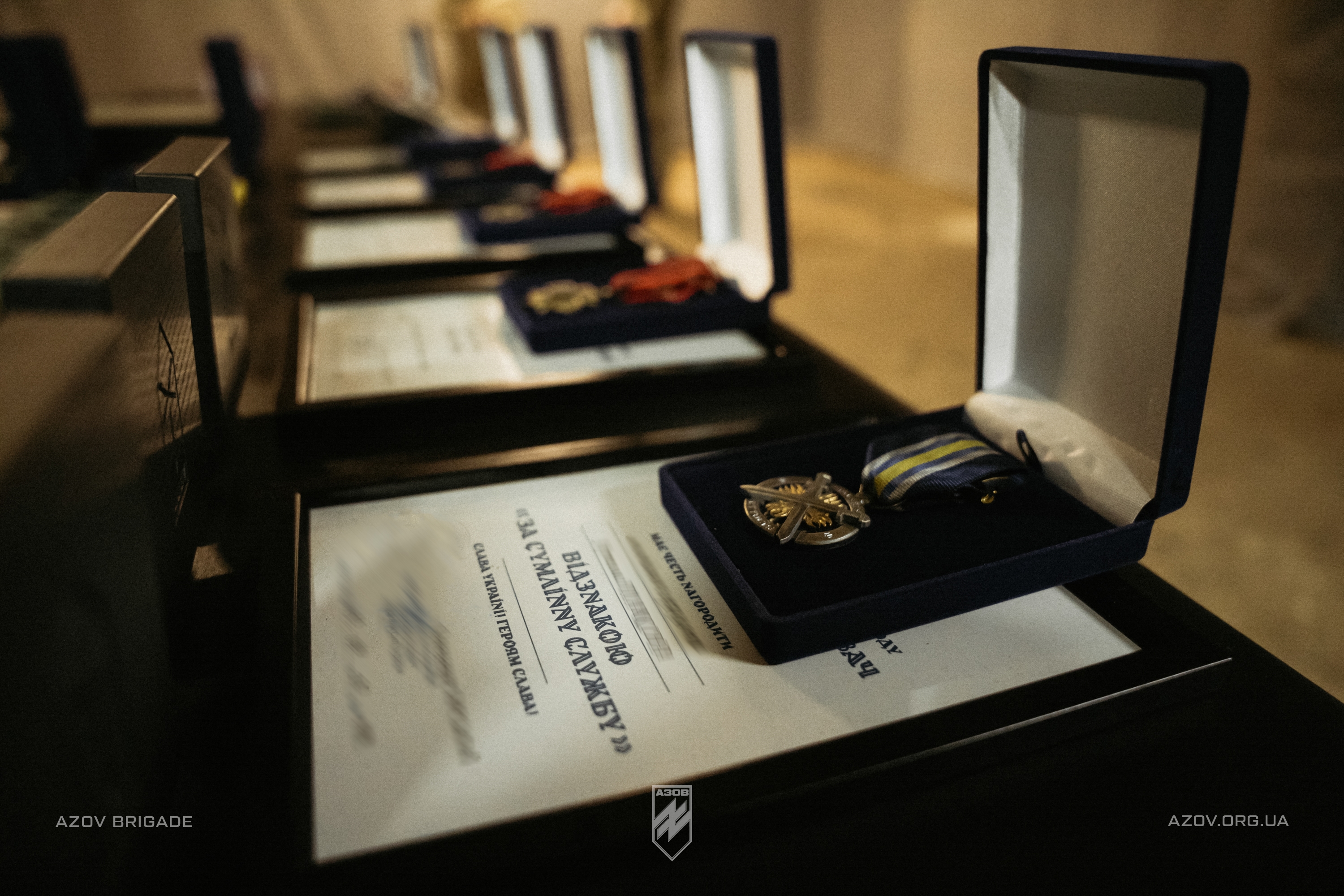 Бійці 1 батальйону 12-ї бригади «Азов» отримали шеврони і відзнаки.