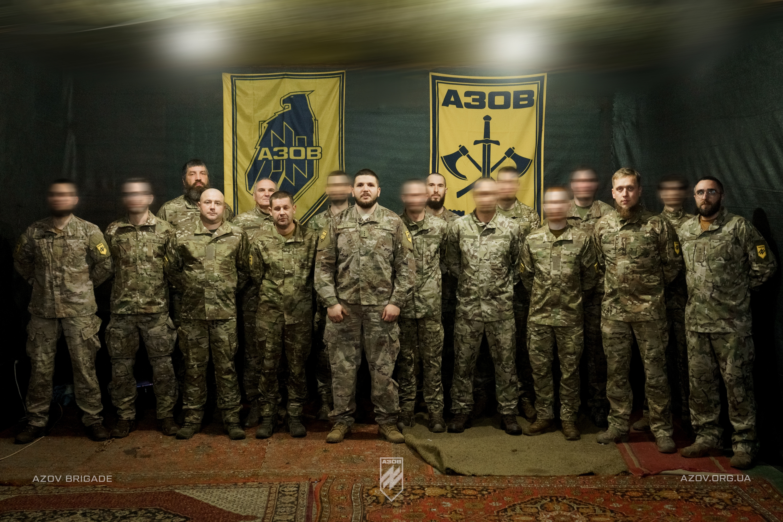 командир батальйону сил підтримки 12-ї бригади «азов» друг «вій» вручив бійцям батальйонні та бригадні шеврони