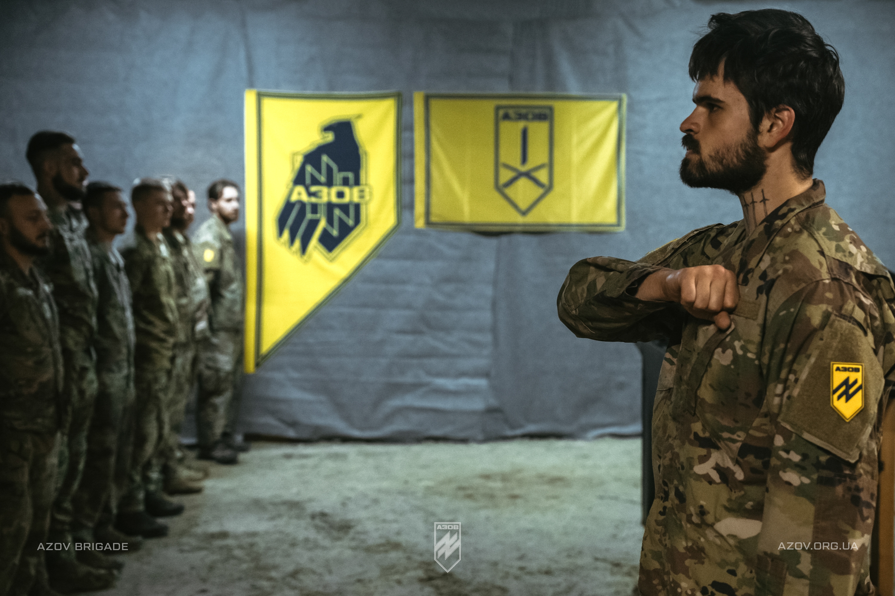 Бійці 1 батальйону 12-ї бригади «Азов» отримали шеврони і відзнаки.