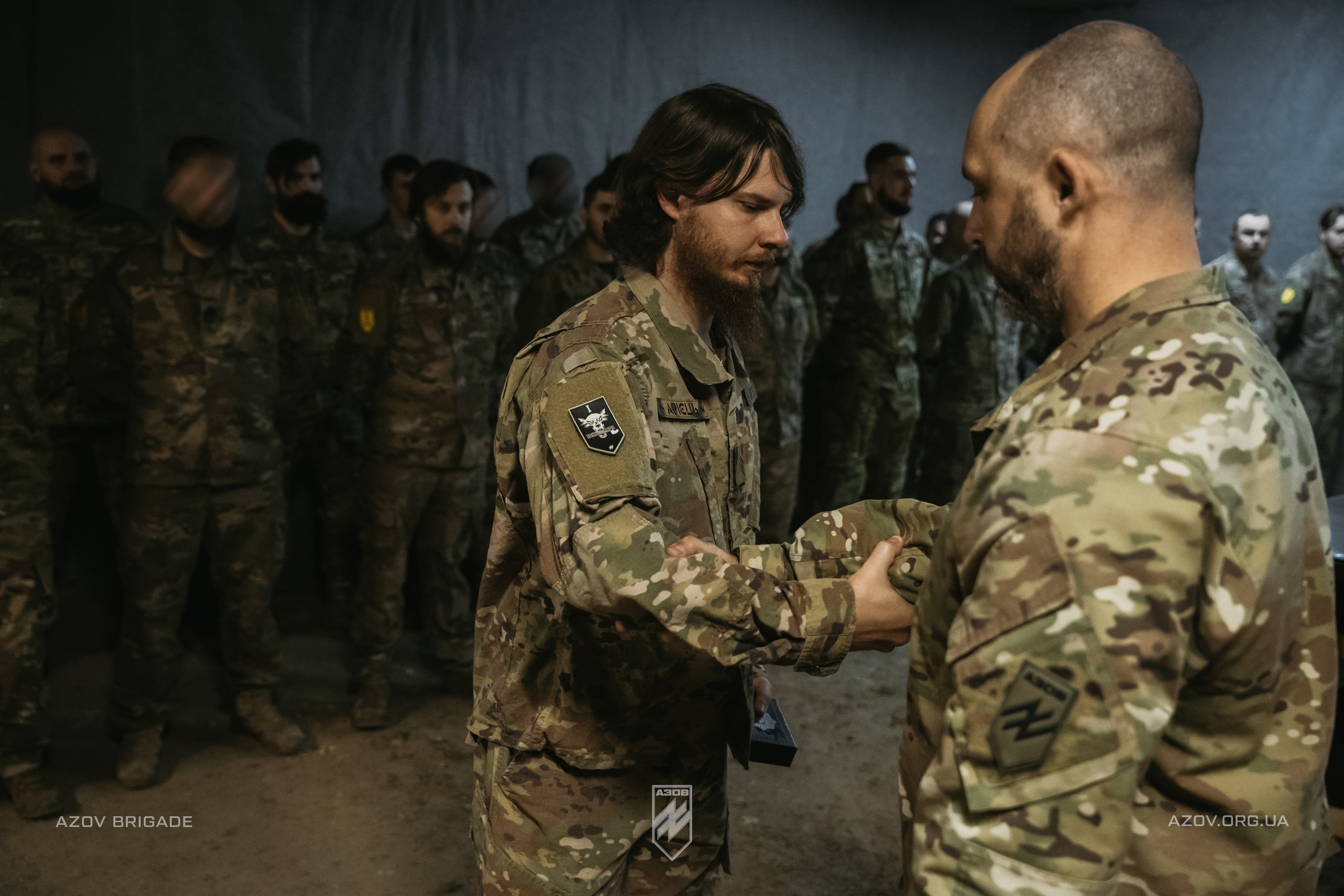 Бійці 1 батальйону 12-ї бригади «Азов» отримали шеврони і відзнаки.